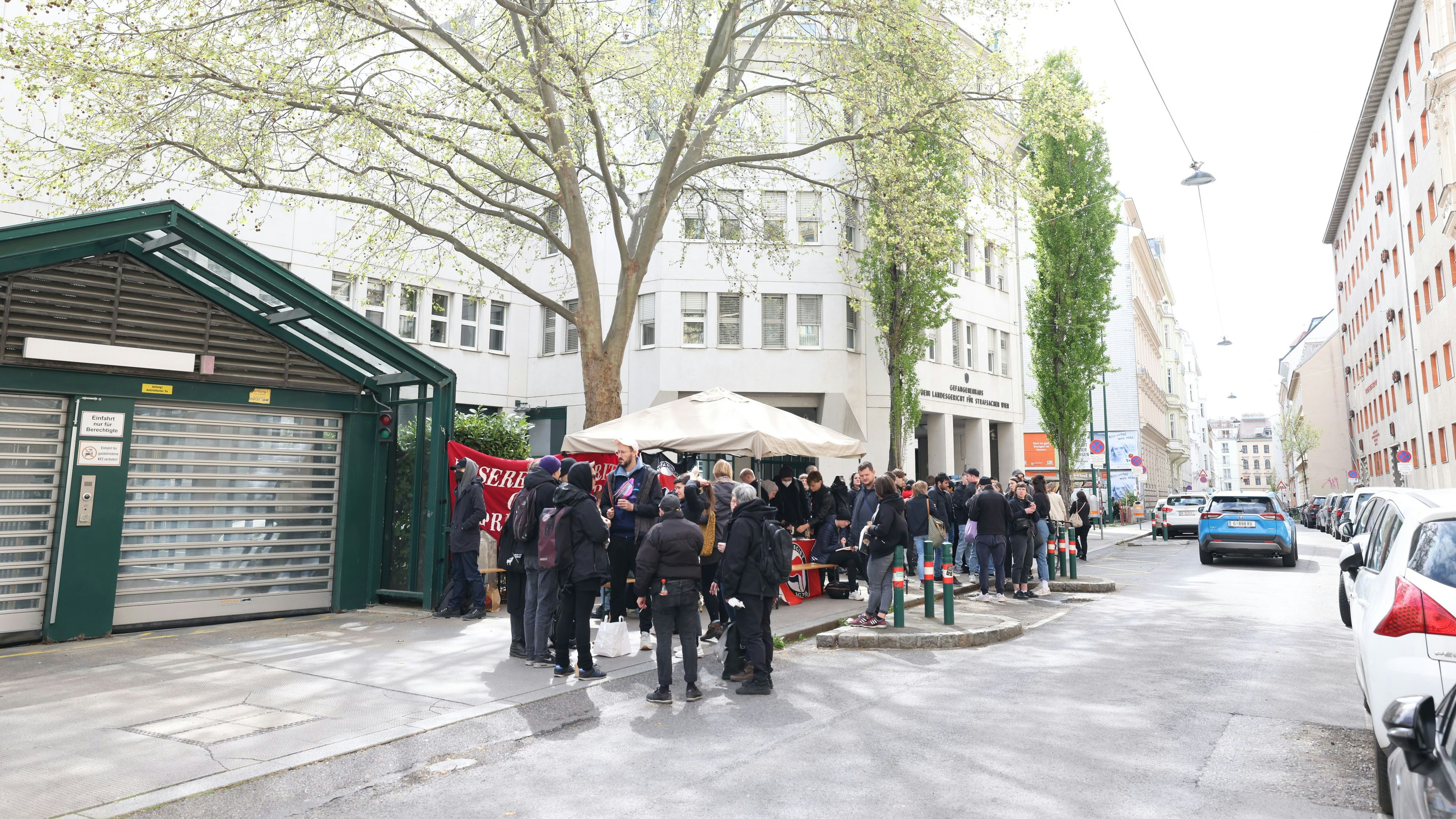 Aktivisten zeigten Solidarität mit linken Angeklagten. 