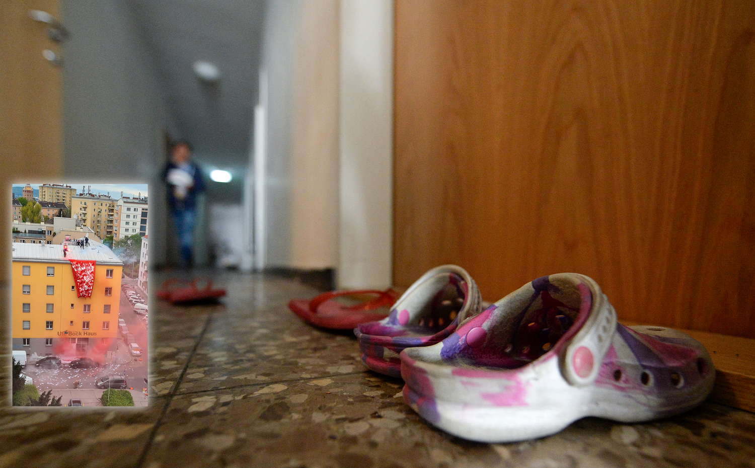 Während des Angriffs blickten Bewohner verängstigt aus dem Fenster – einige fühlen sich im Haus jetzt nicht mehr sicher. Psychologische Hilfe wird gesucht.