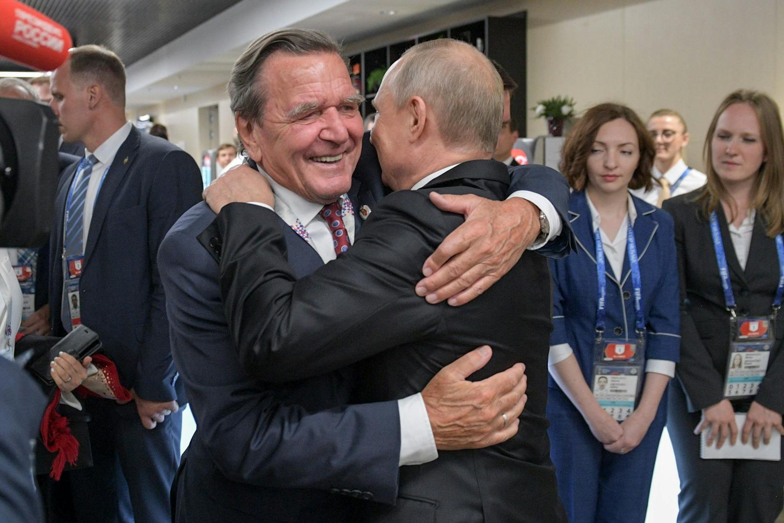 Dicke Freunde: der deutsche Ex-Kanzler Gerhard Schröder und Präsident Wladimir Putin beim Auftakt der Fußball-WM in Russland.