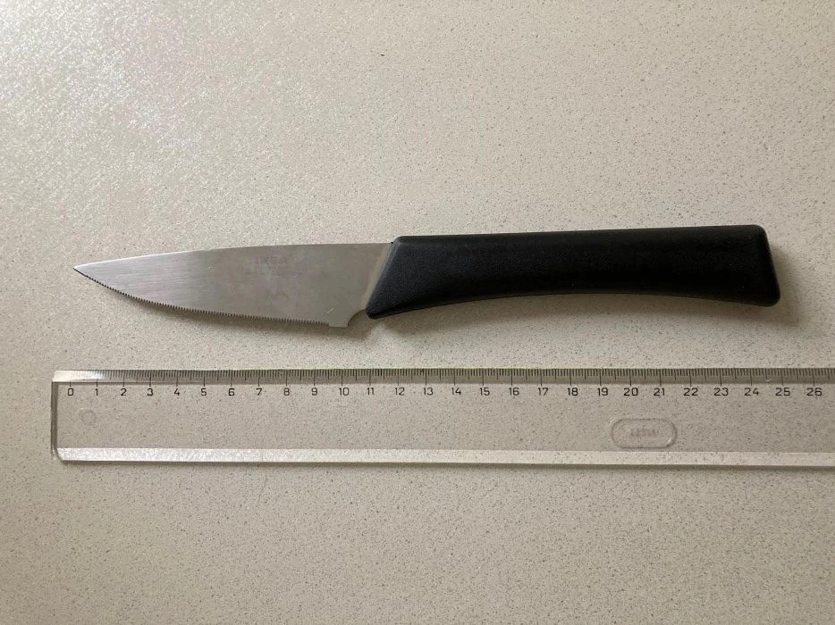 Die Polizeibeamten stellten das Messer sicher. 