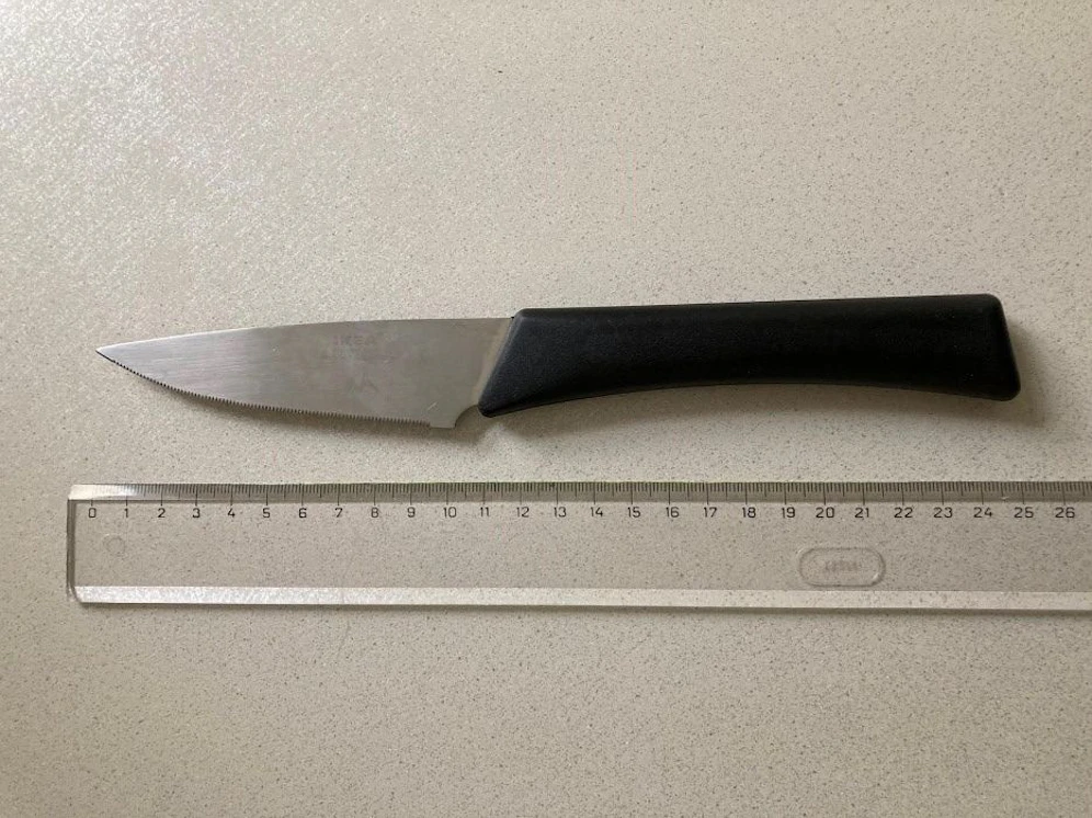 Die Polizeibeamten stellten das Messer sicher. 