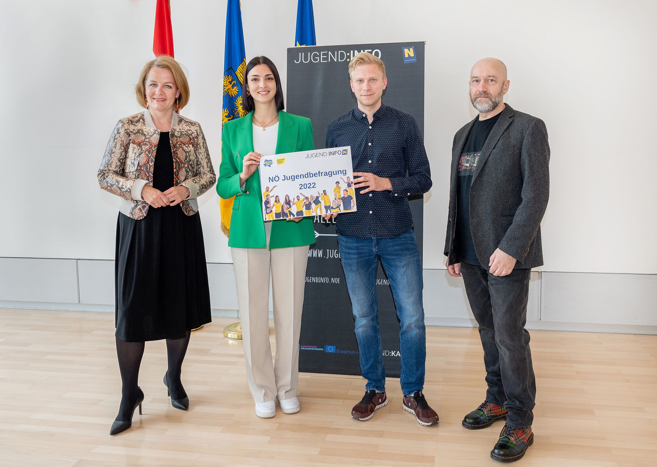 Jugend-Landesrätin Christiane Teschl-Hofmeister, Jugendliche Kathrin Minich und Markus Pechatschek, Jugendforscher Manfred Zentner
