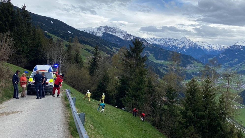 In Aschau kam ein 85-Jähriger bei einem Verkehrsunfall ums Leben. In einer Kurve verlor der Lenker die Kontrolle über sein Fahrzeug. 