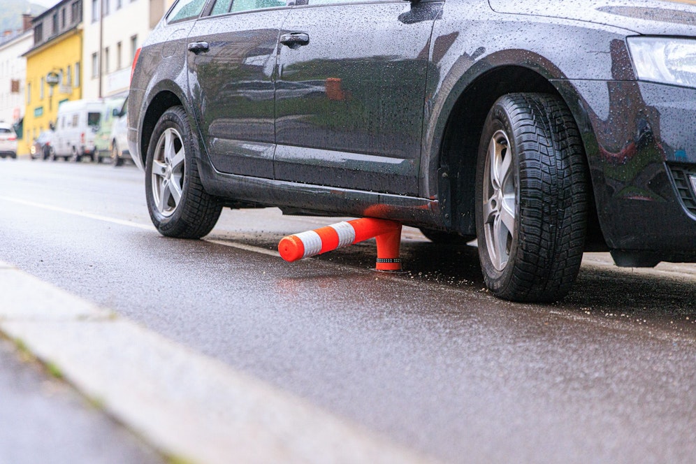 Pkw-Lenker parkt frech auf Stipfel und riskiert eine 726-Euro-Strafe.