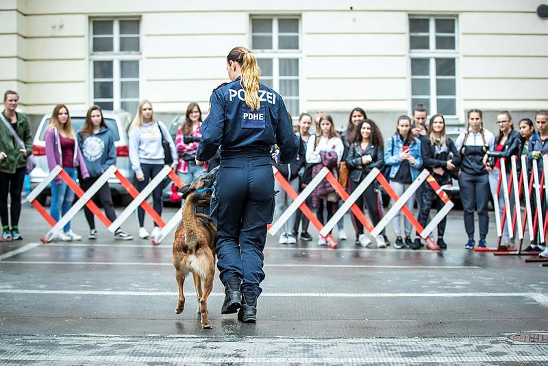 Copyright: BMI/Gerd PACHAUER, 26.04.2018 Wien, Marokko, Marokkaner Kaserne, Girlsday, Girls, Mädchen, Schülerinnen, Polizeischülerinnen, Polizistinnen, Polizistin, Recruiting Campaign, Rekrutierungskampagne, Diensthund, Diensthundevorführung, Vorführung, Hund, SIAK, Diensthundeführerin, 