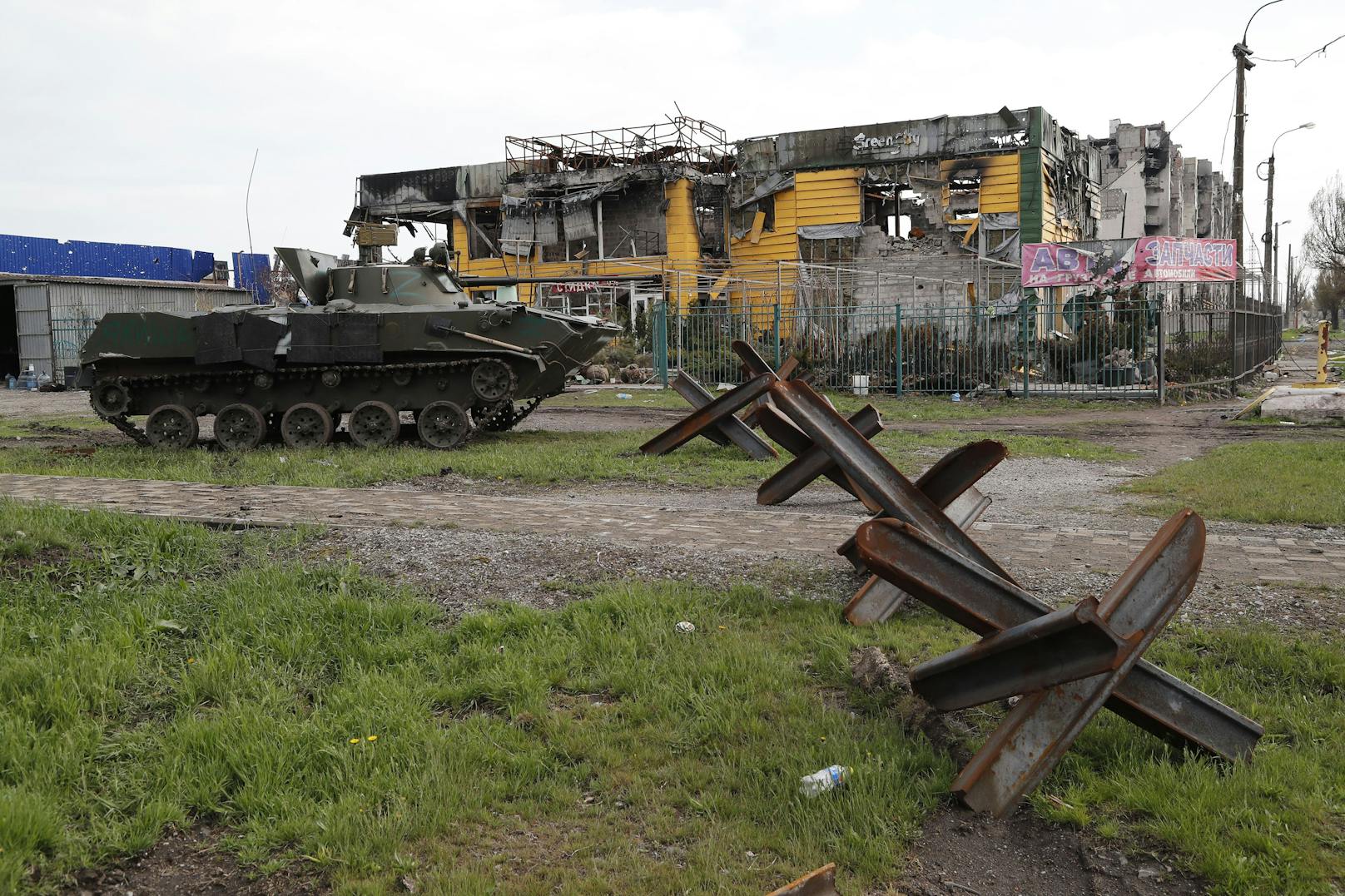 In einem neuen Video aus dem umkämpften Stahlwerk Asowtal in Mariupol haben die dort eingeschlossenen Zivilisten die Weltgemeinschaft um Hilfe angefleht.