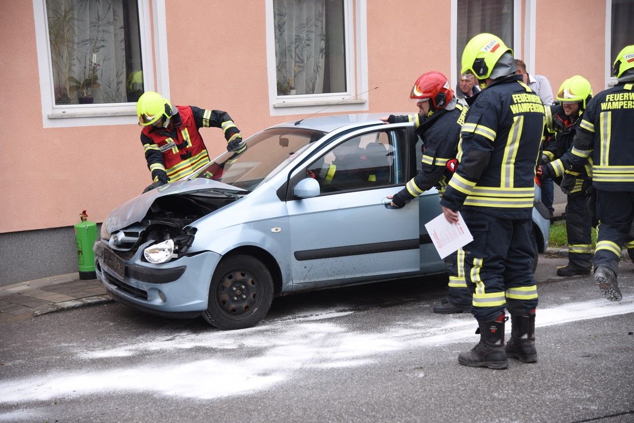 Pkw-Lenkerin krachte gegen Hausmauer, Einsatzkräfte vor Ort