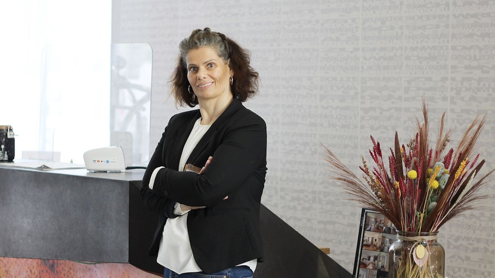 Front Office Managerin Evi ist begeistert von der 4-Tage-Woche. 