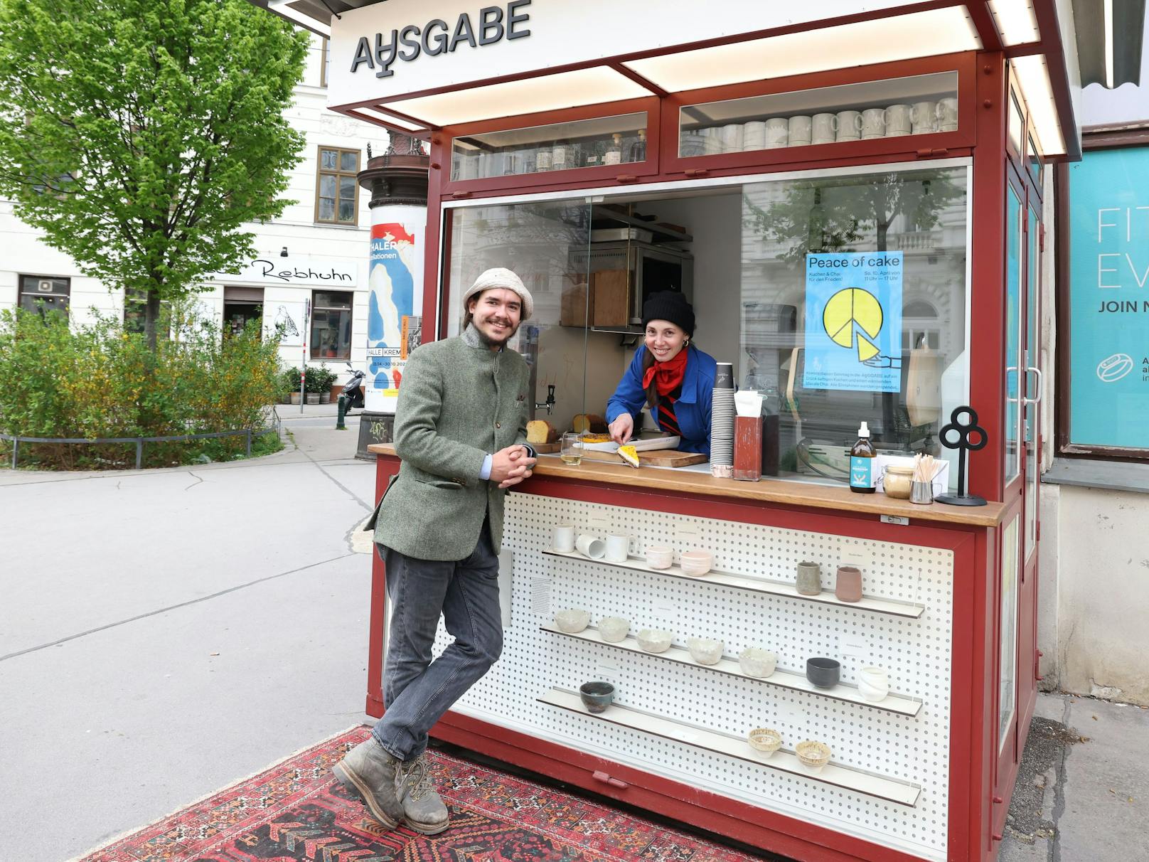 Koch-Duo Luca Tamussino und Ina Wolf stehen in Wien-Alsergrund wieder im umgebauten Zeitungskiosk "Die Ausgabe".