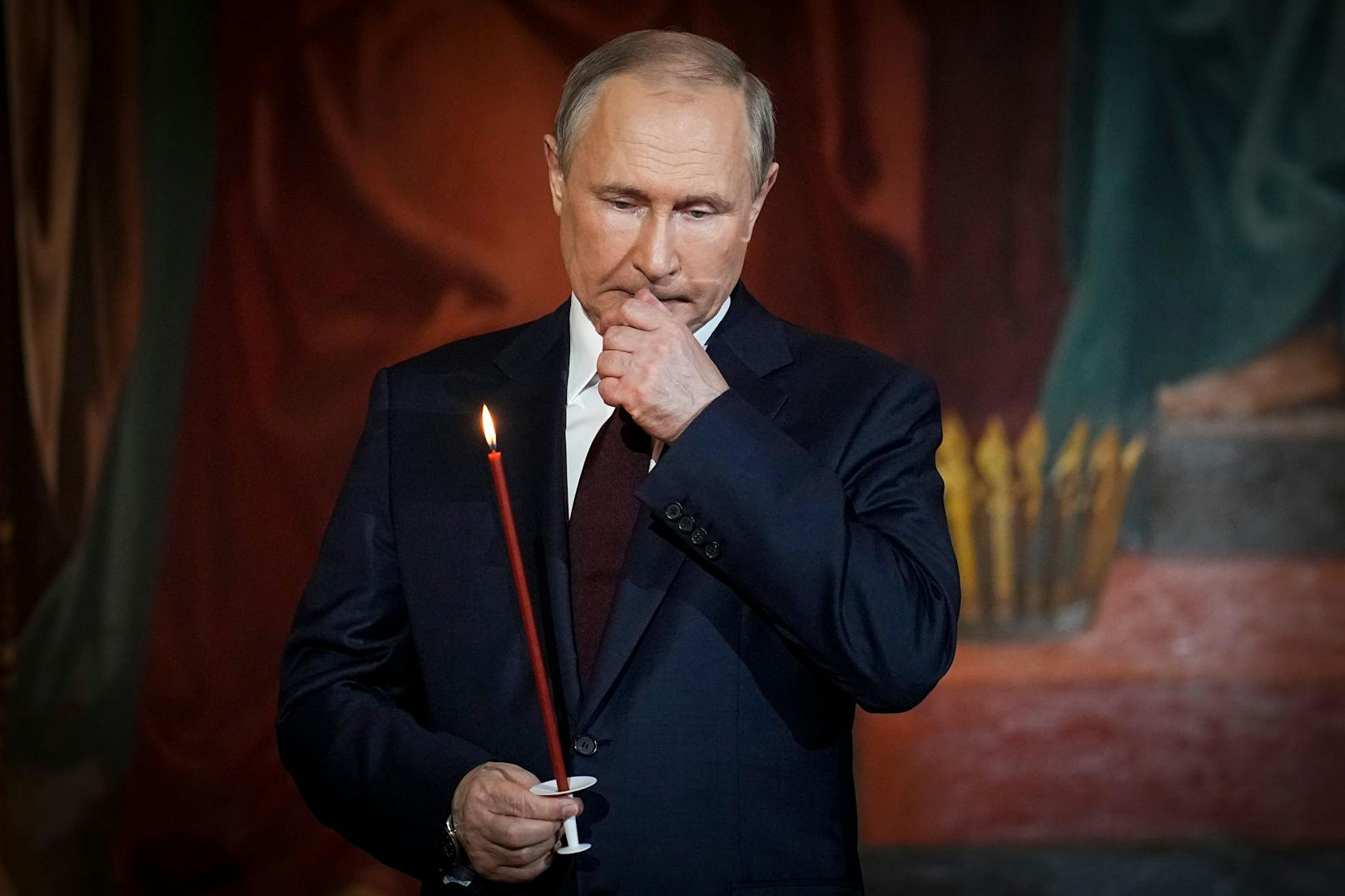 Der russische Präsident wirkte bei seinem Auftritt zum orthodoxen Karsamstag sichtlich unruhig. 