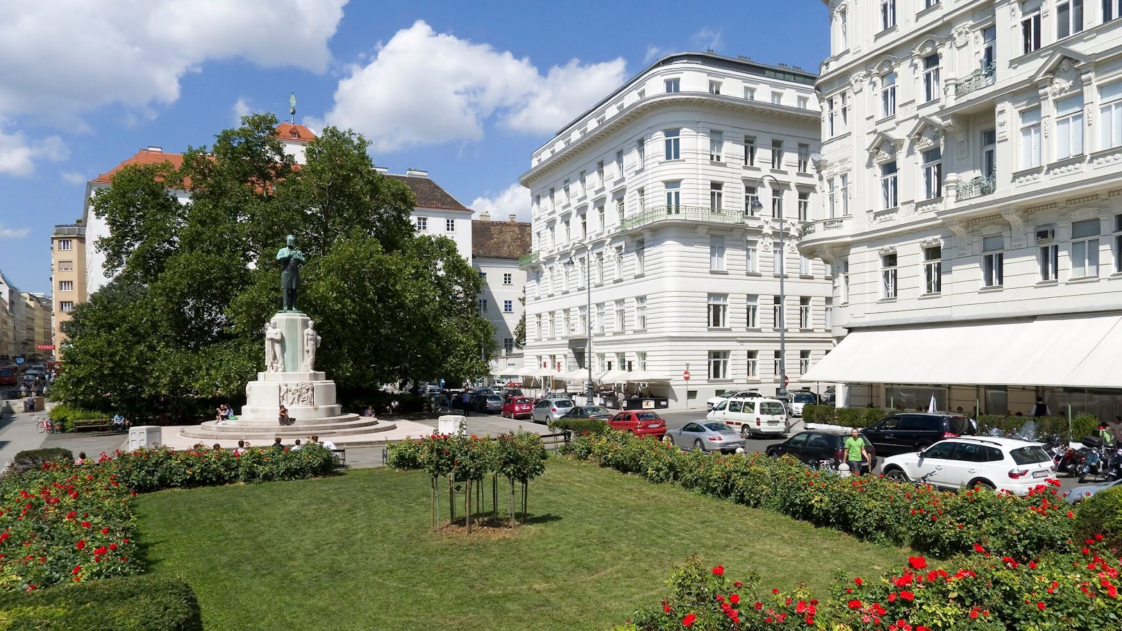 Der Dr.-Karl-Lueger-Platz samt seinem Denkmal in der Wiener City ist heiß umstritten. Viele meinen nun, das wäre der Ideale Ort, um Willi Resetarits, alias Dr. Kurt Ostbahn, zu würdigen.