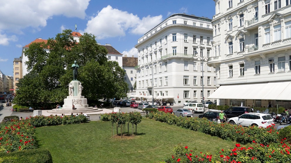 Der Dr.-Karl-Lueger-Platz samt seinem Denkmal in der Wiener City ist heiß umstritten. Viele meinen nun, das wäre der Ideale Ort, um Willi Resetarits, alias Dr. Kurt Ostbahn, zu würdigen.