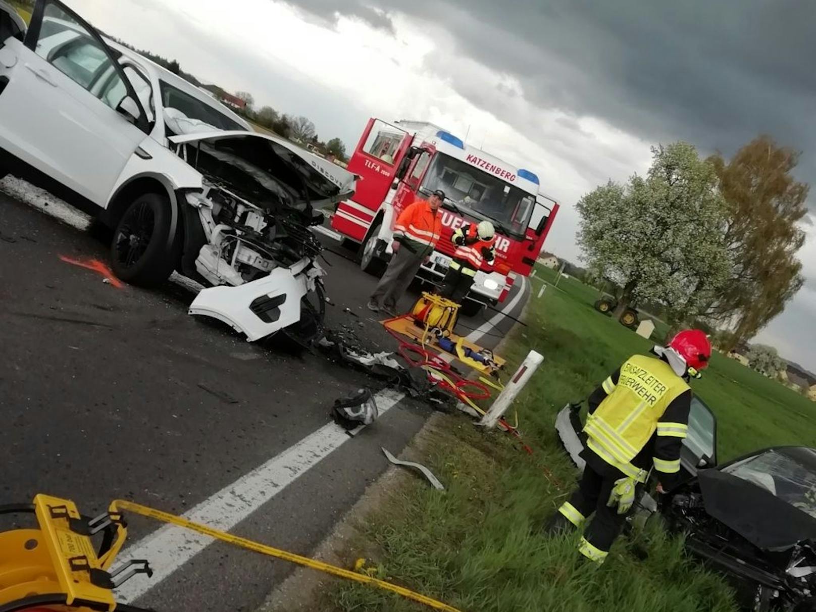 Die Feuerwehr musste Personen aus Autos befreien.