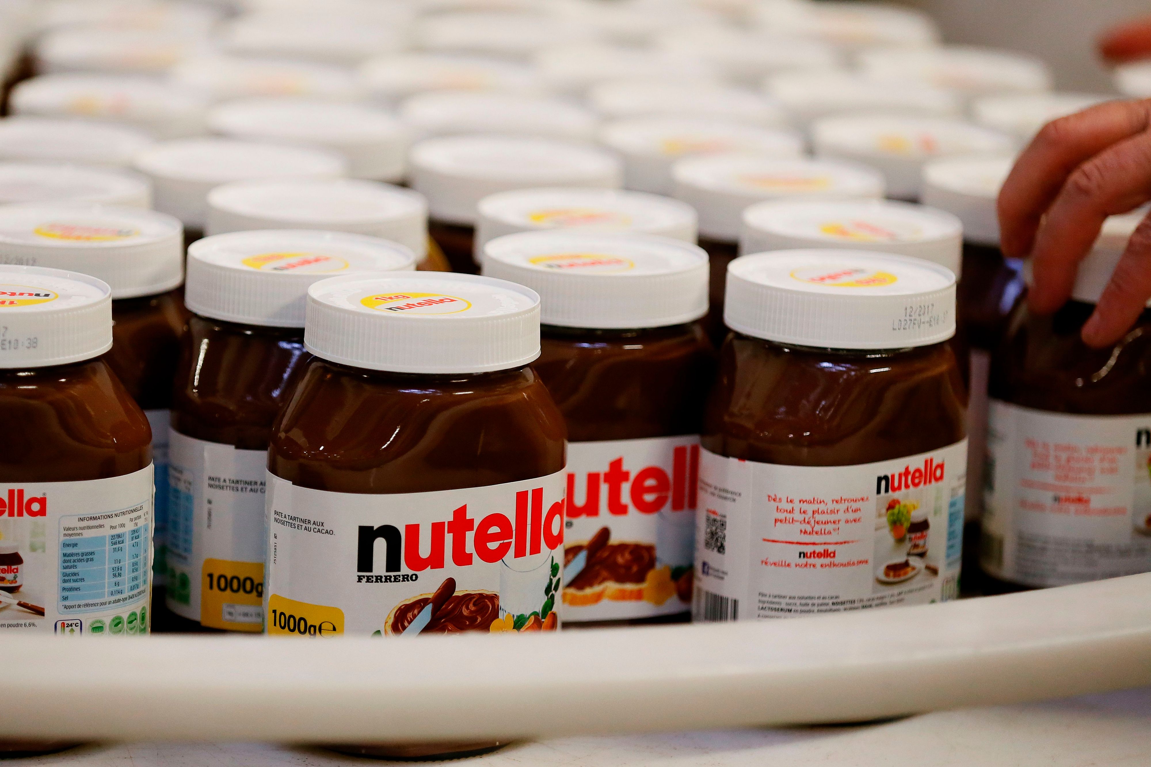 Download von www.picturedesk.com am 25.04.2022 (16:00).  (FILES) This file photo taken on January 27, 2017 in Villers-Ecalles, northwestern France, shows Nutella pots at the Ferrero plant. .Nutella launches February 11 an advertising campaign on the "quality", according to Ferrero, of this spread that includes more than 85% of sugar and fat, much to the chagrin of the National Agency of Sanitary Security for which, this type of product is, from a nutritional point of view, "catastrophic." / AFP PHOTO / CHARLY TRIBALLEAU - 20170127_PD14929 - Rechteinfo: Rights Managed (RM) Nur für redaktionelle Nutzung! Werbliche Nutzung erfordert Freigabe: bitte schicken Sie uns eine Anfrage.