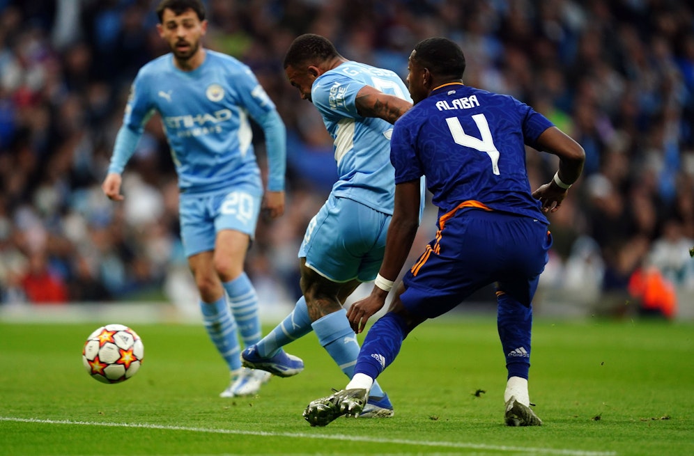 David Alaba sieht gegen Gabriel Jesus nicht gut aus