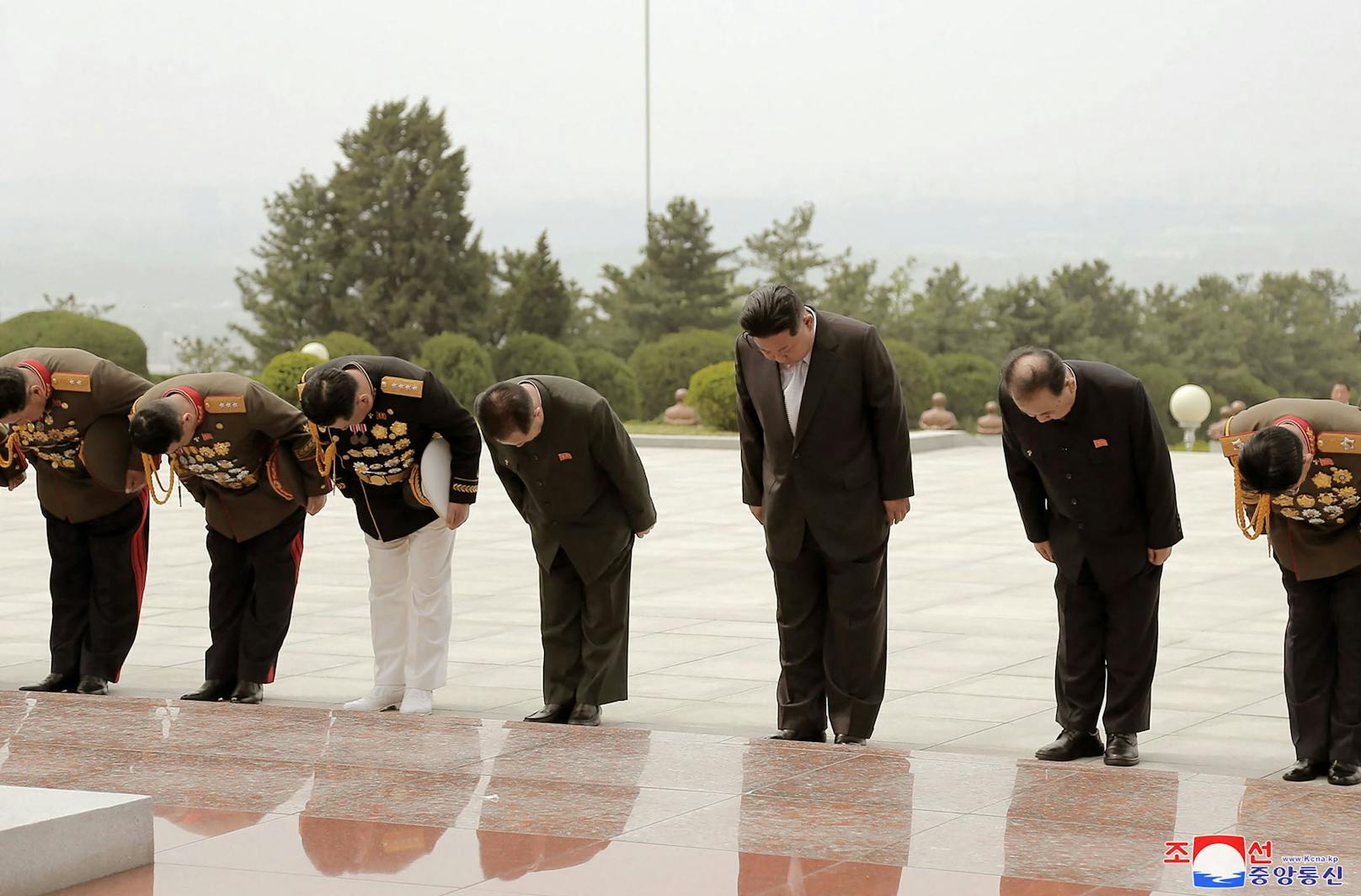 "Wir werden weiterhin Schritte unternehmen, um die nuklearen Fähigkeiten unseres Landes mit maximaler Geschwindigkeit zu stärken und zu entwickeln", sagte Kim laut eines Berichts der staatlichen Nachrichtenagentur KCNA vom Dienstag bei einer Militärparade in Pyongyang.