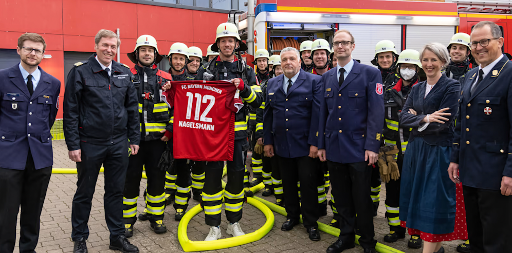 Bayern-Coach Julian Nagelsmann zu Besuch bei der Feuerwehr