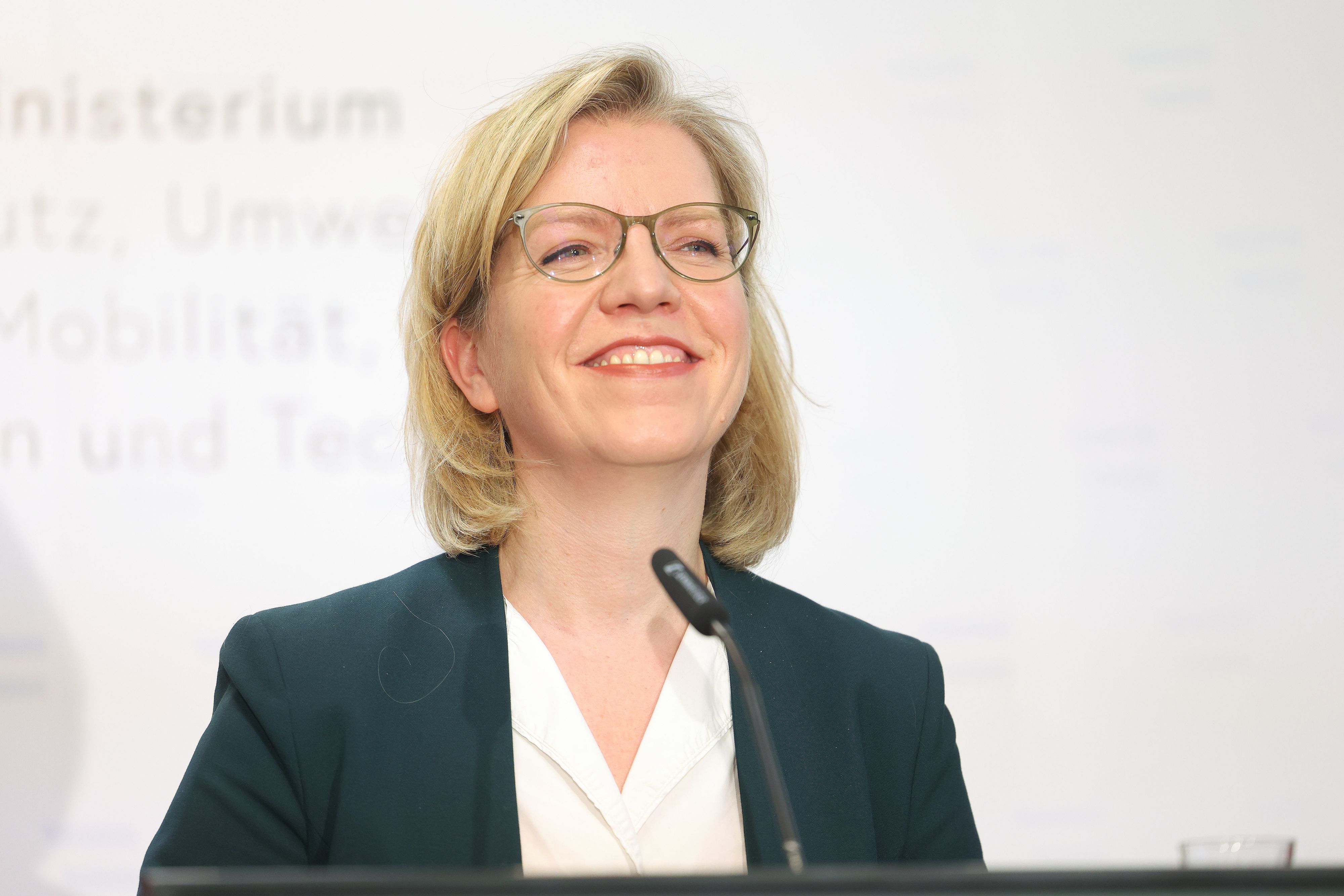Klimaschutzministerin Leonore Gewessler freut sich: der Reparaturbonus wird gut angenommen.