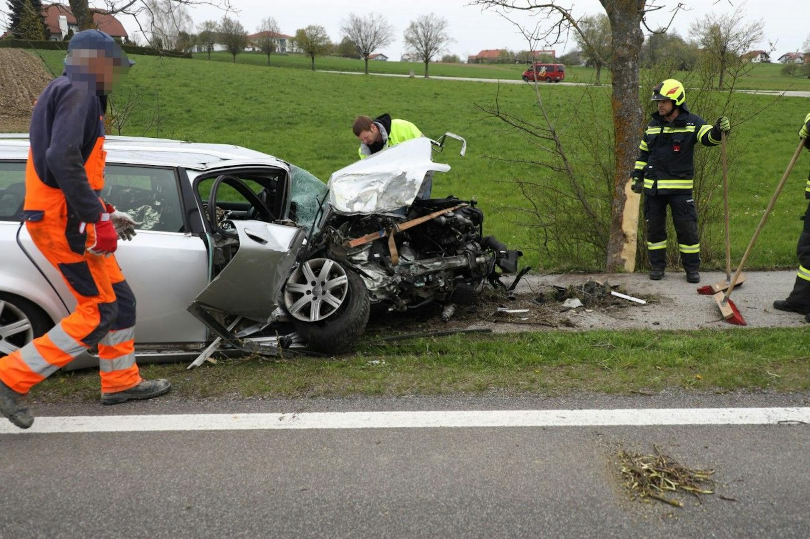 Die Feuerwehren mussten den Lenker aus dem Auto befreien.