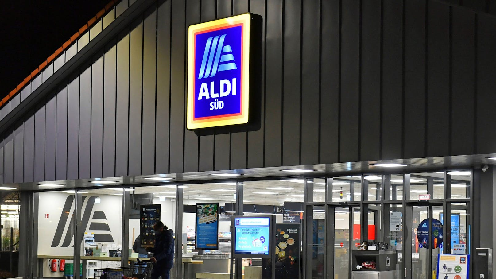 Der Diskounter Aldi in Deutschland zahlt Angestellten ab Juni mindestens 14 Euro pro Stunde.