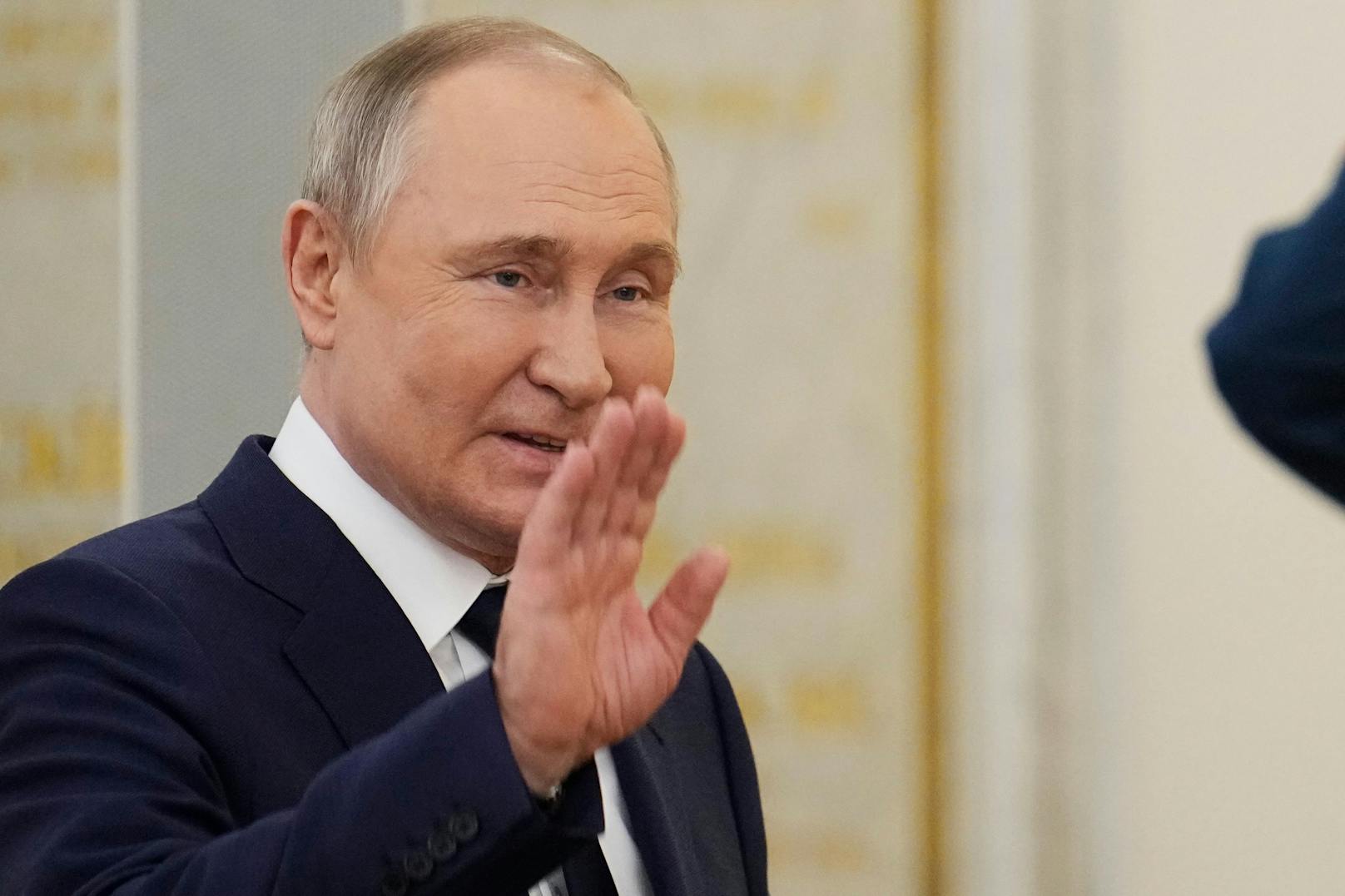 Kreml-Chef Wladimir Putin hat dem Westen erneut indirekt mit dem Einsatz von Atomraketen gedroht.