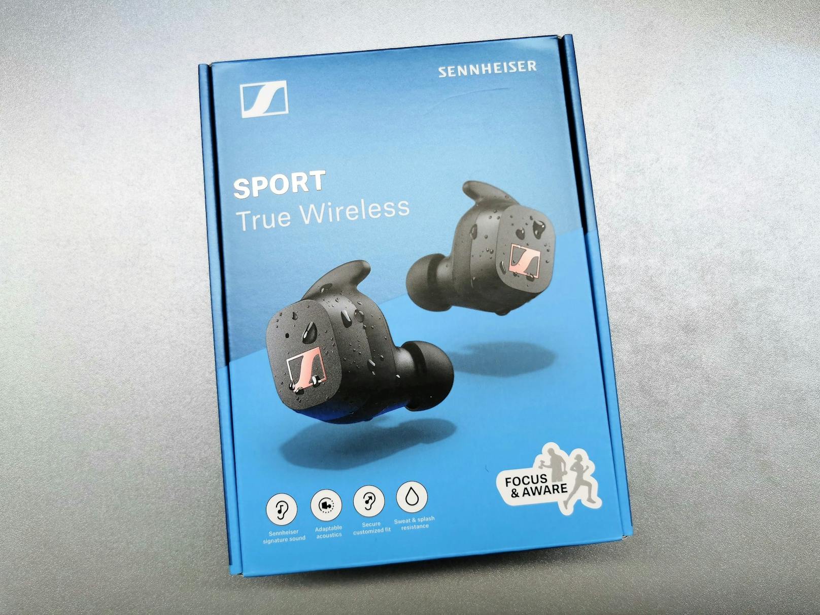 Beim Sennheiser Sport True Wireless handelt es sich um einen kabellosen In-Ear-Kopfhörer, der mit gutem Halt beim Sport und gutem Schutz gegen Schweiß und ...
