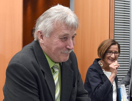 SPÖ-Bürgermeister Stefan Visotschnig, im Hintergrund Johanna Mikl-Leitner (ÖVP)