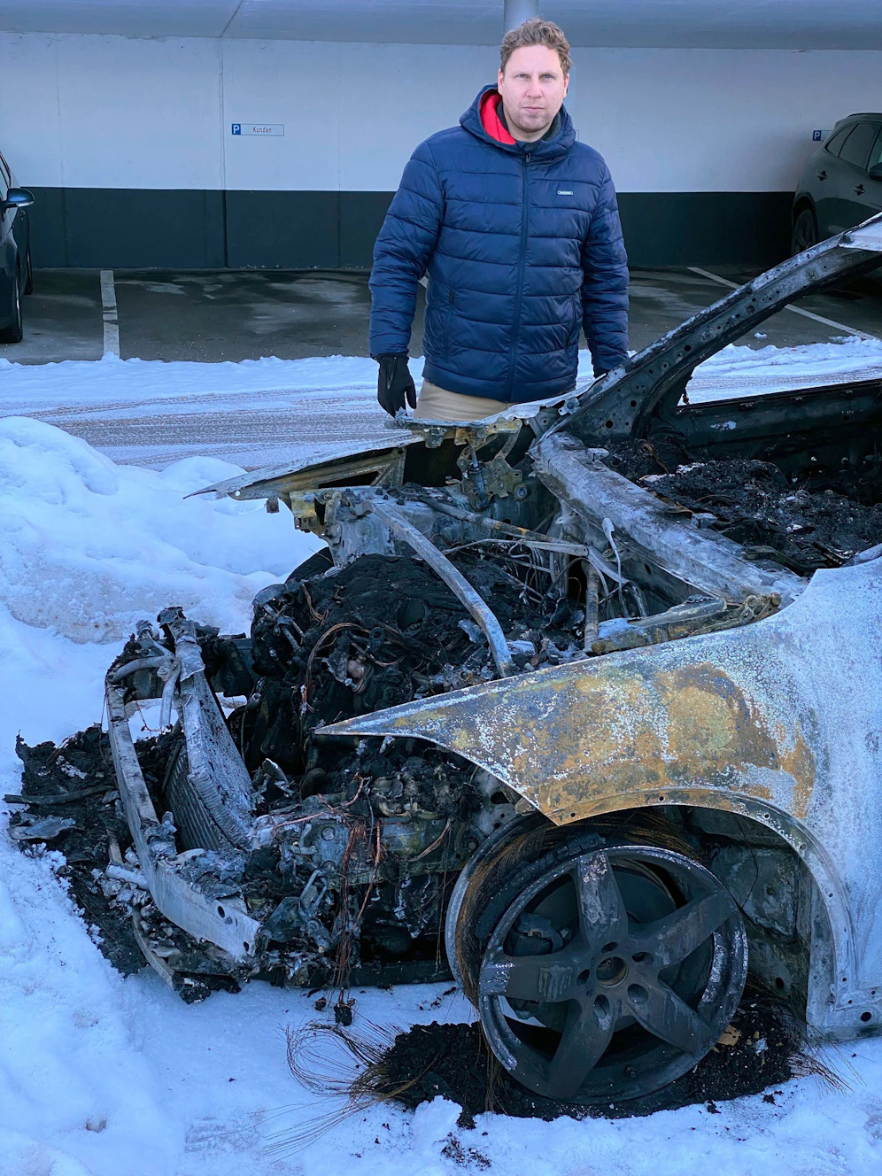 Der BMW X1 von Filmemacher Alexander Mair wurde vor seine, Haus in Kufstein (T) angezündet. Er und seine Freundin waren daheim von den Flammen eingekesselt.