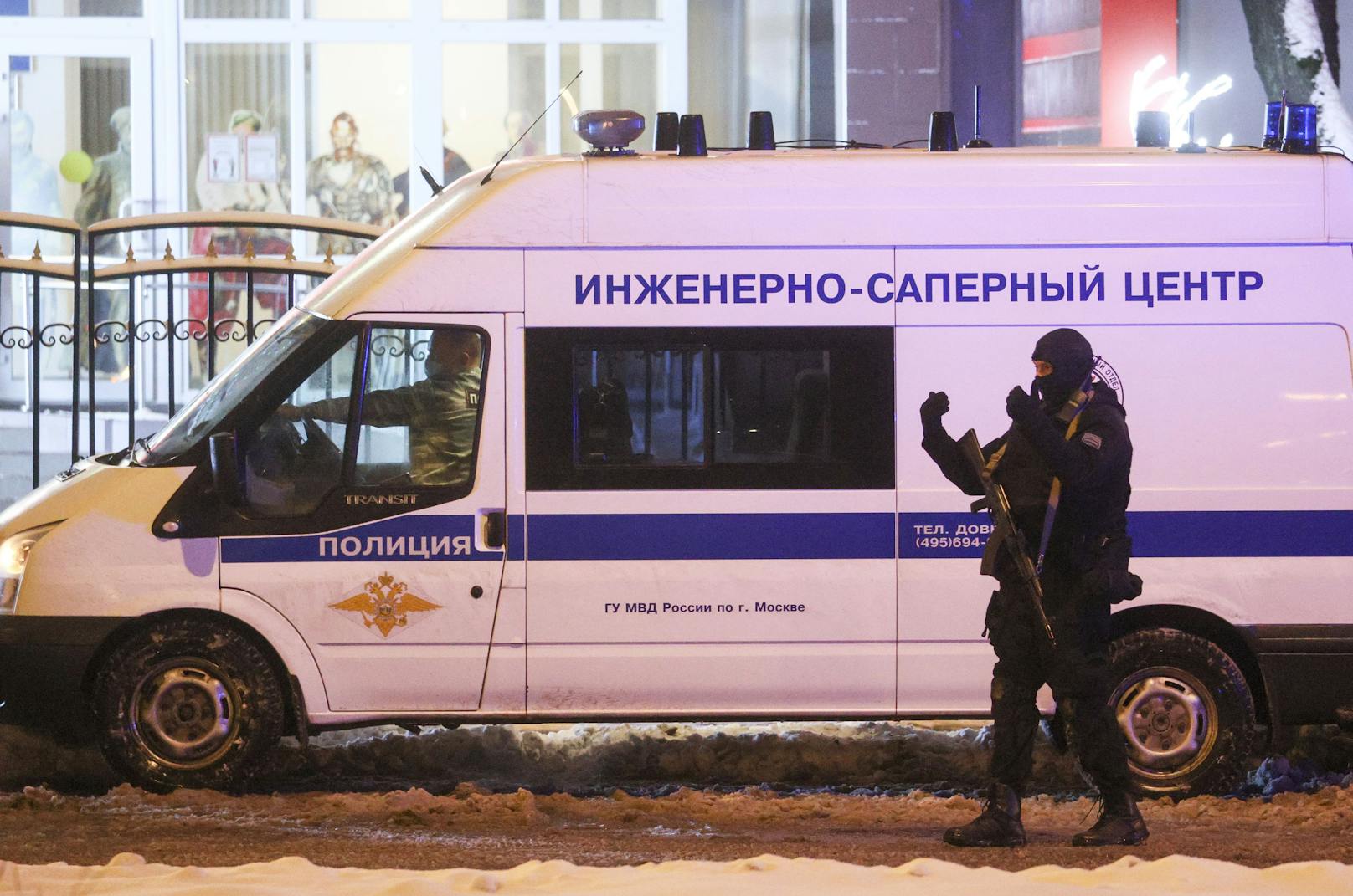 Die russische Polizei sichert einen Tatort ab. Archivbild. 