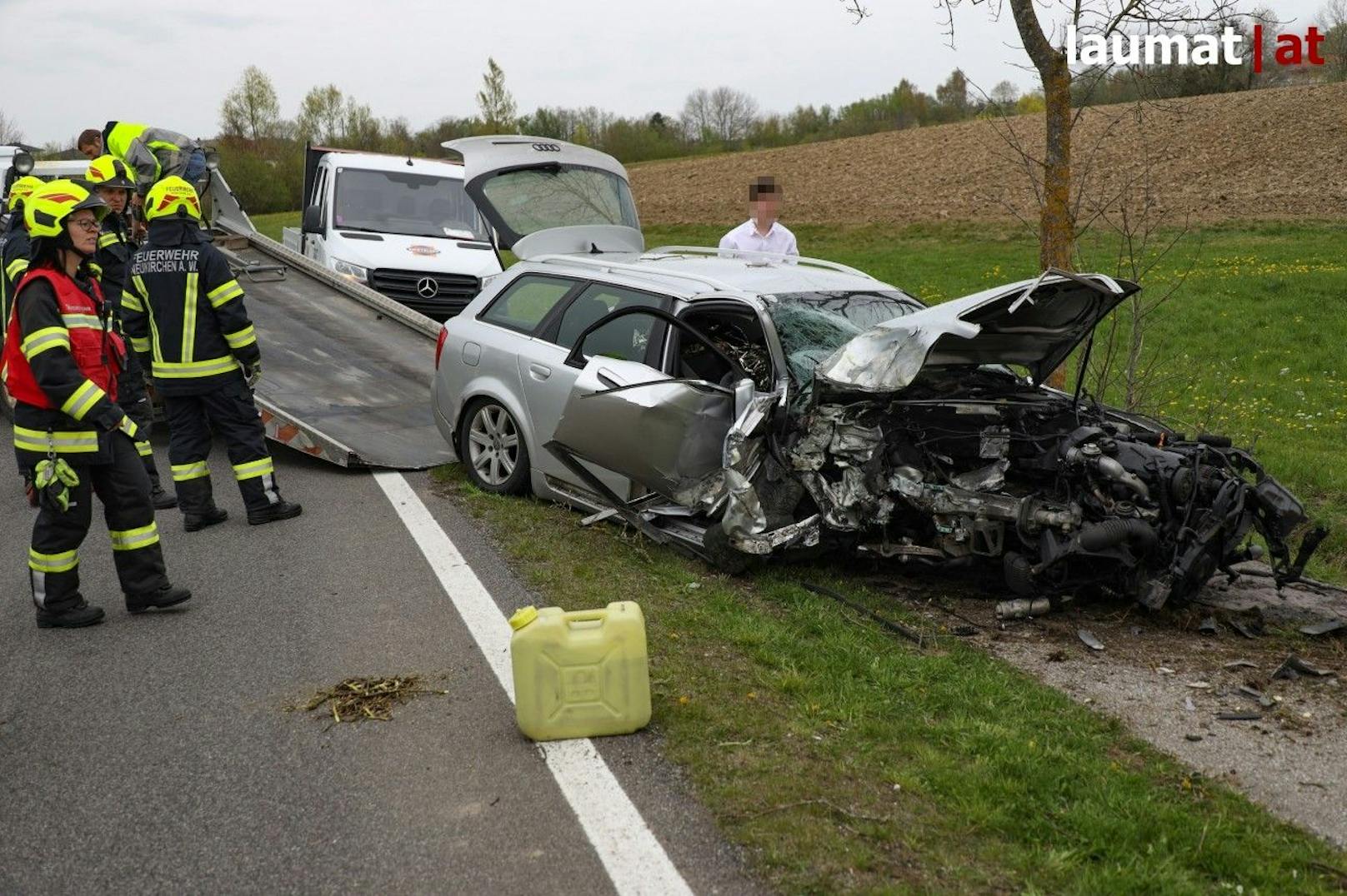 Der Motorraum des Audis wurde komplett zerstört.