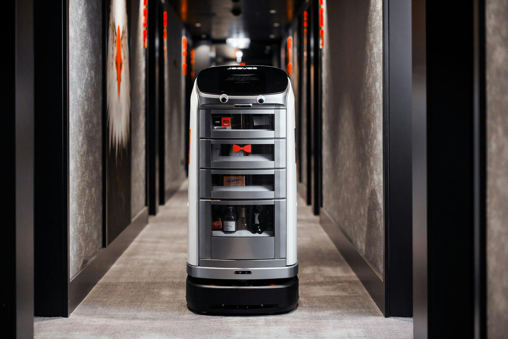 In diesem Wiener Hotel serviert ein Roboter den Drink