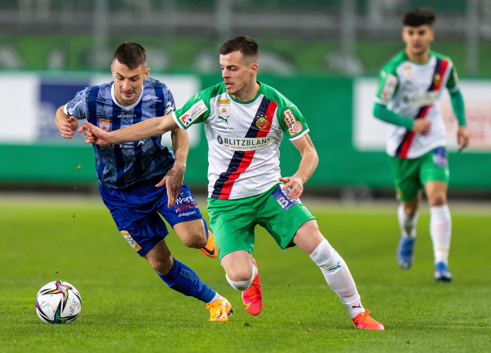 Dragoljub Savic (r.) bleibt bei Rapid.