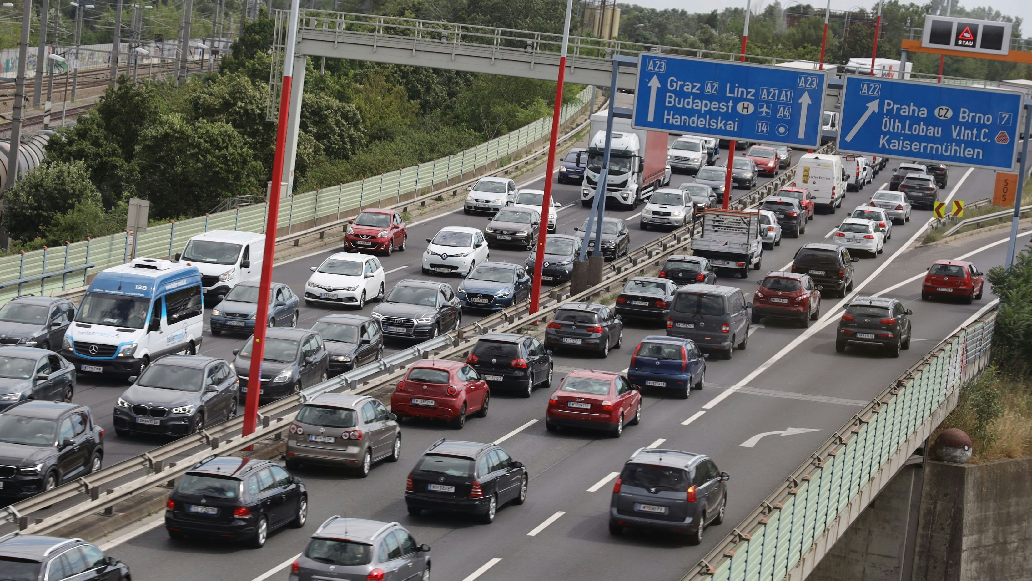 Download von www.picturedesk.com am 26.04.2022 (10:29).  Stau auf der Tangente Wien, A 23, 05. 07. 2019 Stau, Verkehrsstau, Verkehrsüberlastung, A23 Copyright Karl Schöndorfer TOPPRESS - 20190705_PD3105 - Rechteinfo: Rights Managed (RM)