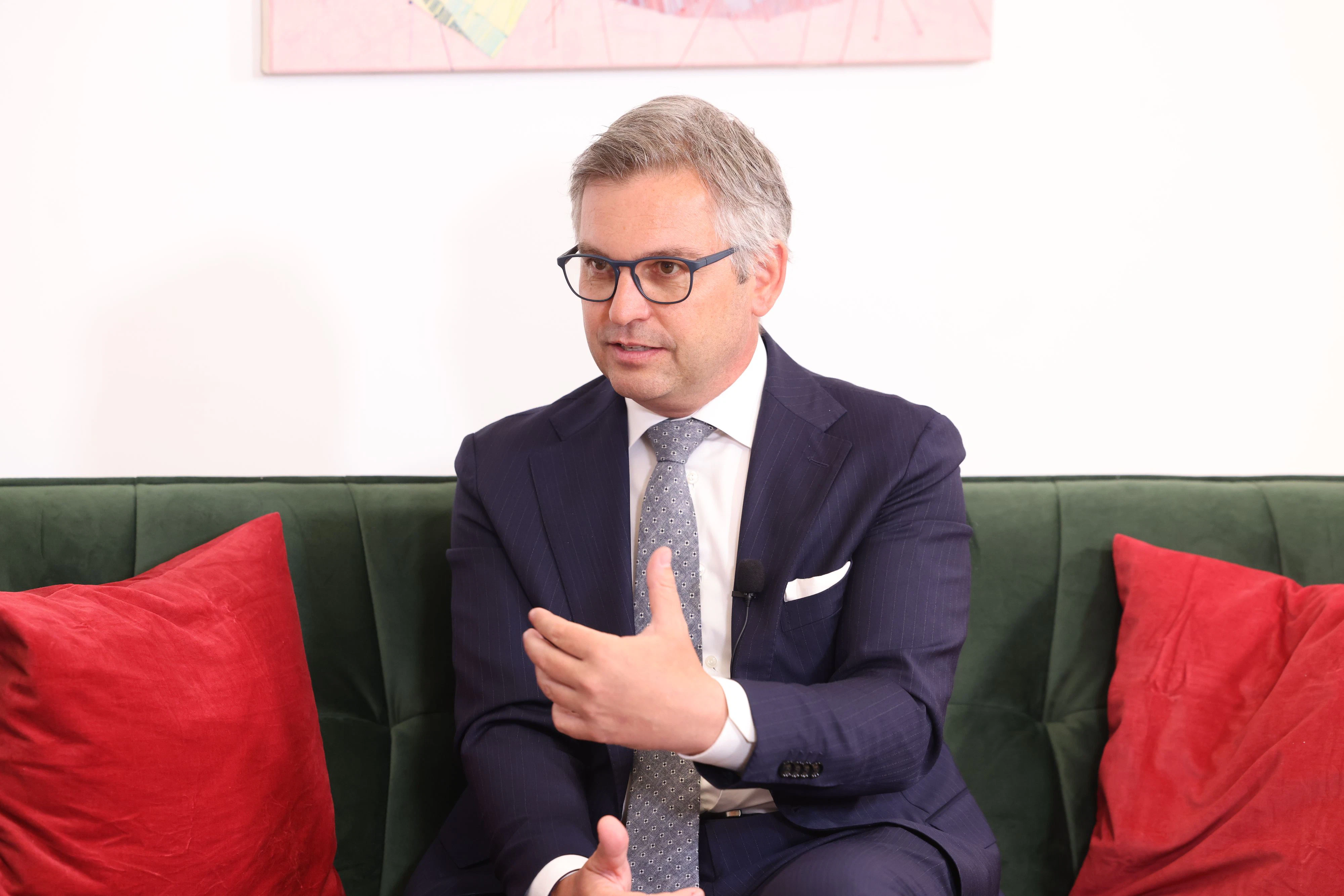 Finanzminister Magnus Brunner (ÖVP) dankt den Zöllnern für ihren Einsatz.&nbsp;