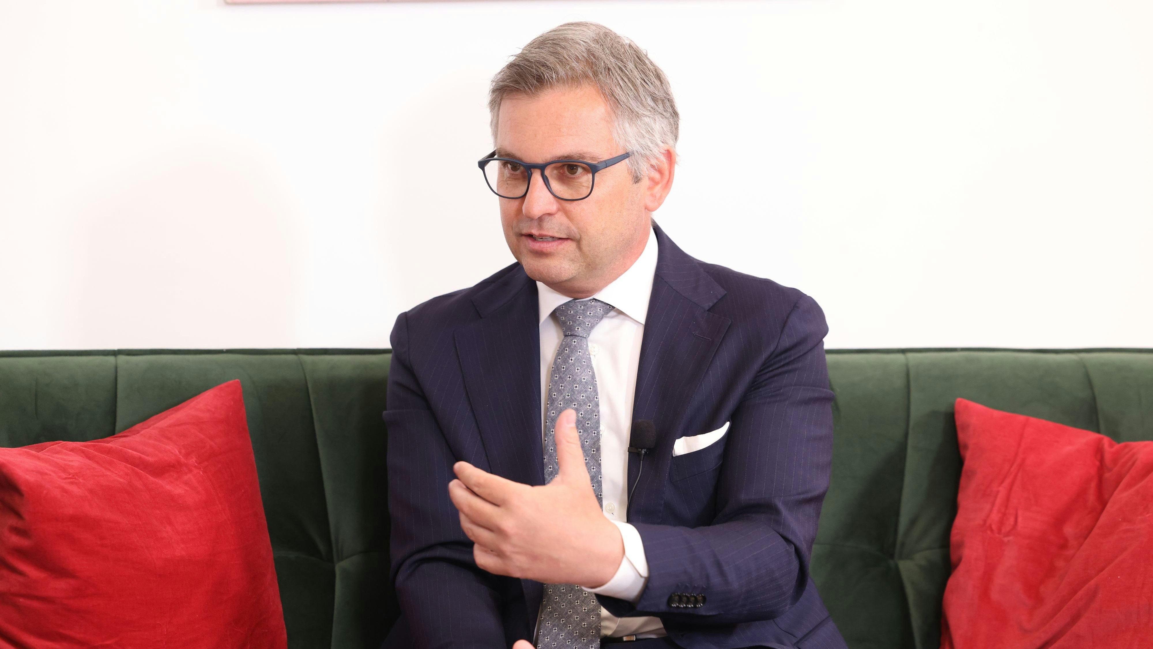 Finanzminister Magnus Brunner (ÖVP) zu Besuch bei "Heute". Archivbild.