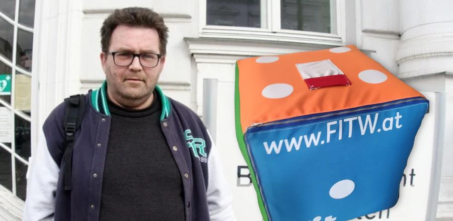 Jürgen Wahl und einer der alten Würfel. 