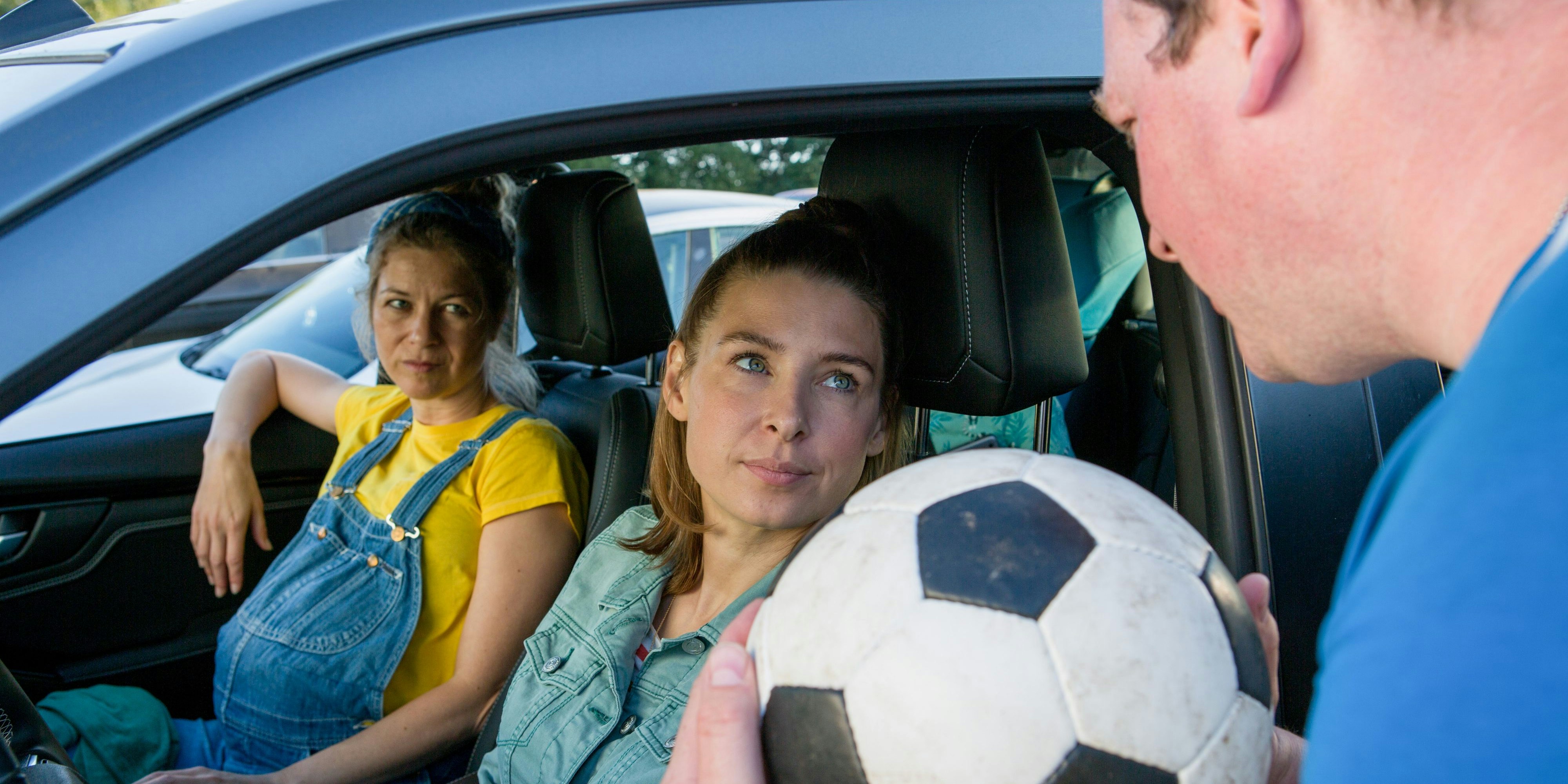 "Alles finster", "Folge 1." Im Bild (v.li.): Hilde Dalik (Elisabeth), Martina Ebm (Agnes), Holger Schober (Michi).