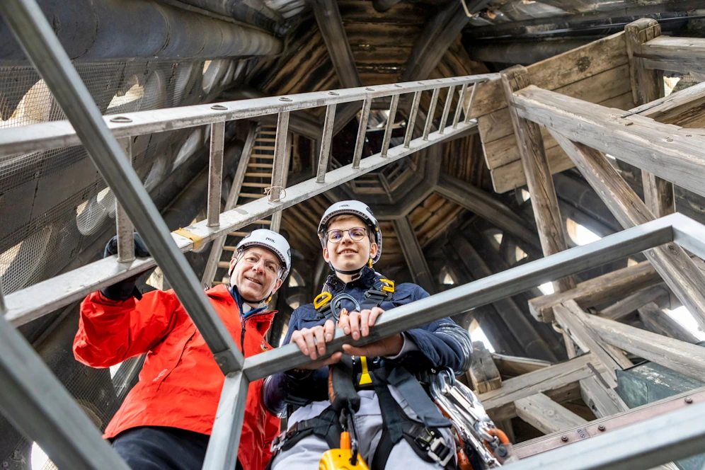 Im Vorfeld des Gottesdienstes bestieg Maturant Armin mit Dompfarrer Toni Faber den 137 Meter hohen Südturm des Stephansdoms – ein Symbol für die Matura, die letzten Meter der Schulzeit.