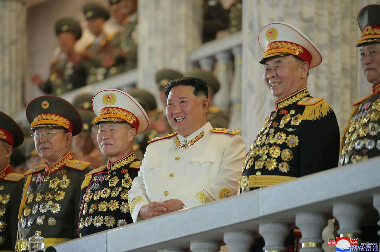Nach KCNA-Angaben hielt Kim die Rede am Montagabend bei einer Parade zum 90. Jahrestag der Gründung der Koreanischen Revolutionären Volksarmee auf dem Kim-Il-Sung-Platz in Pyongyang.