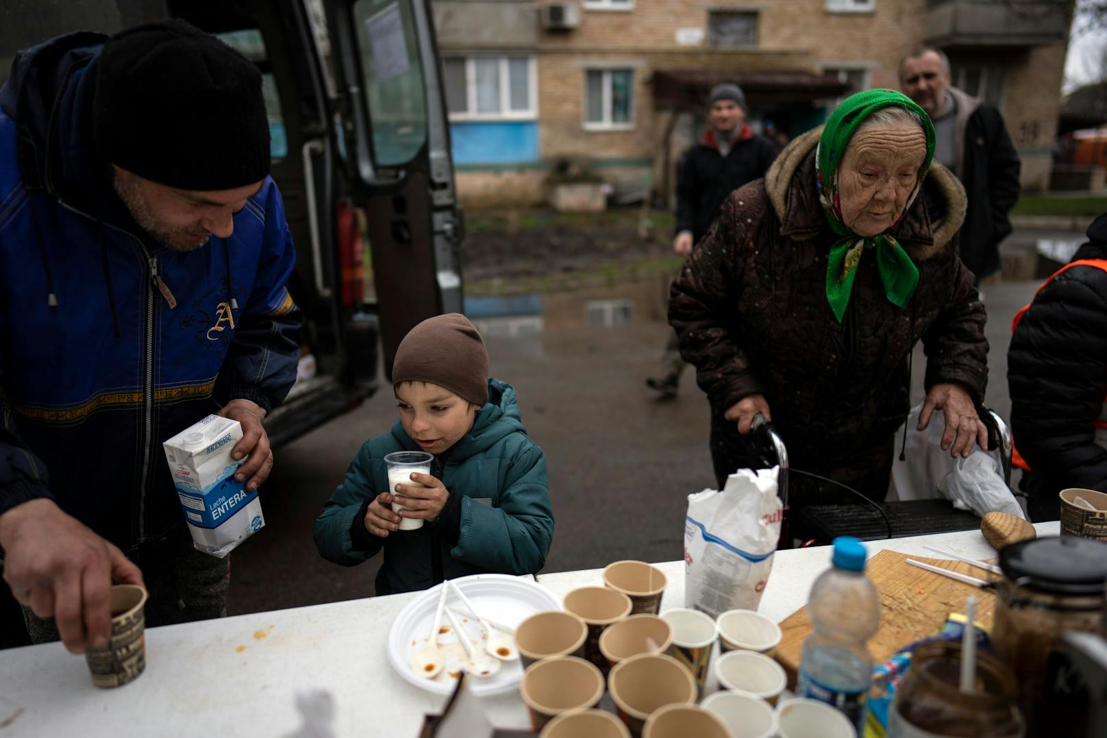 Viele Orte in der Ukraine können nur unzureichend versorgt werden. Hier im Bild: Die ukrainische Armee verteilt Milch in Butscha. 