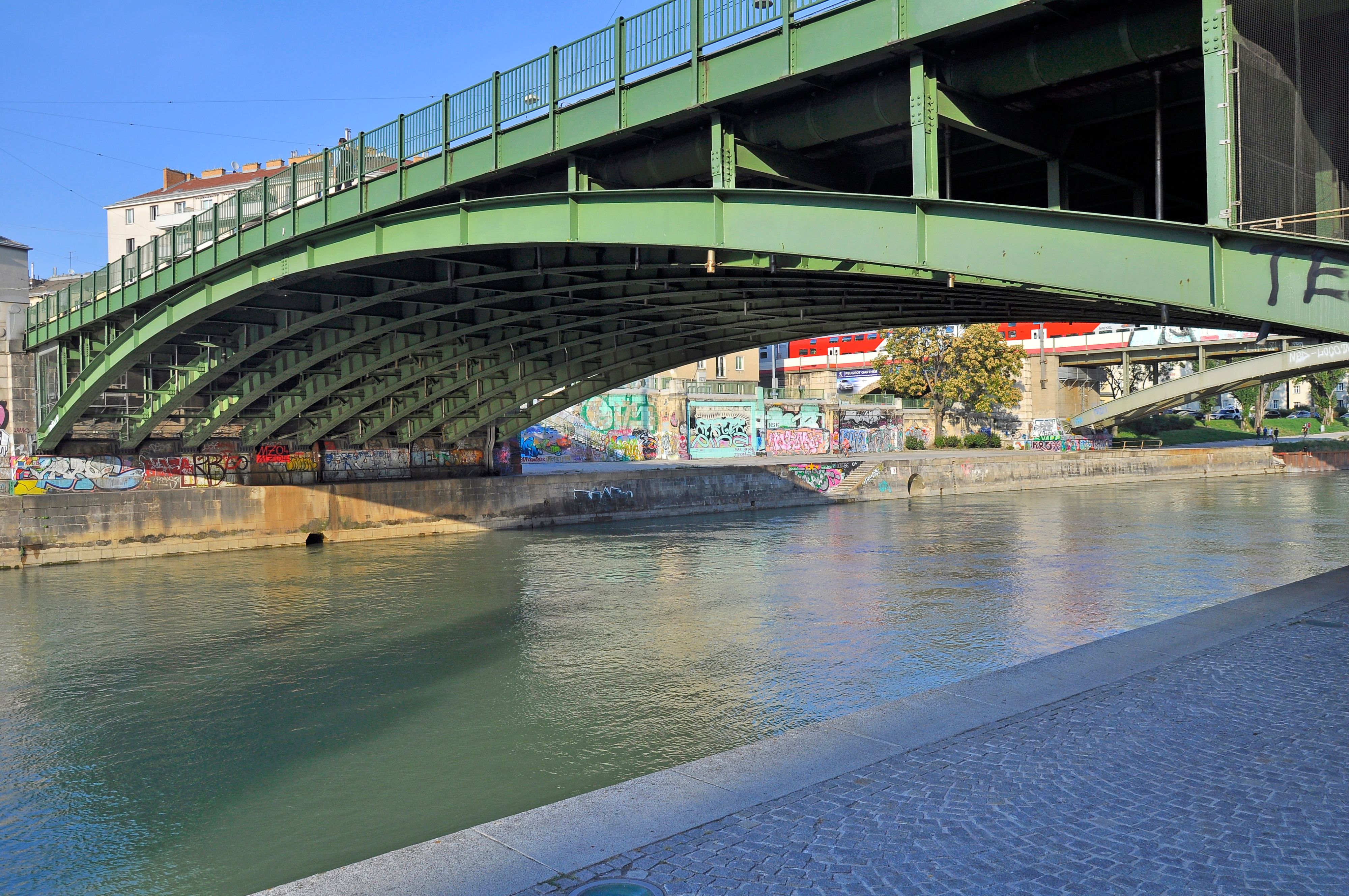 Donaukanal-Querung über die Franzensbrücke.