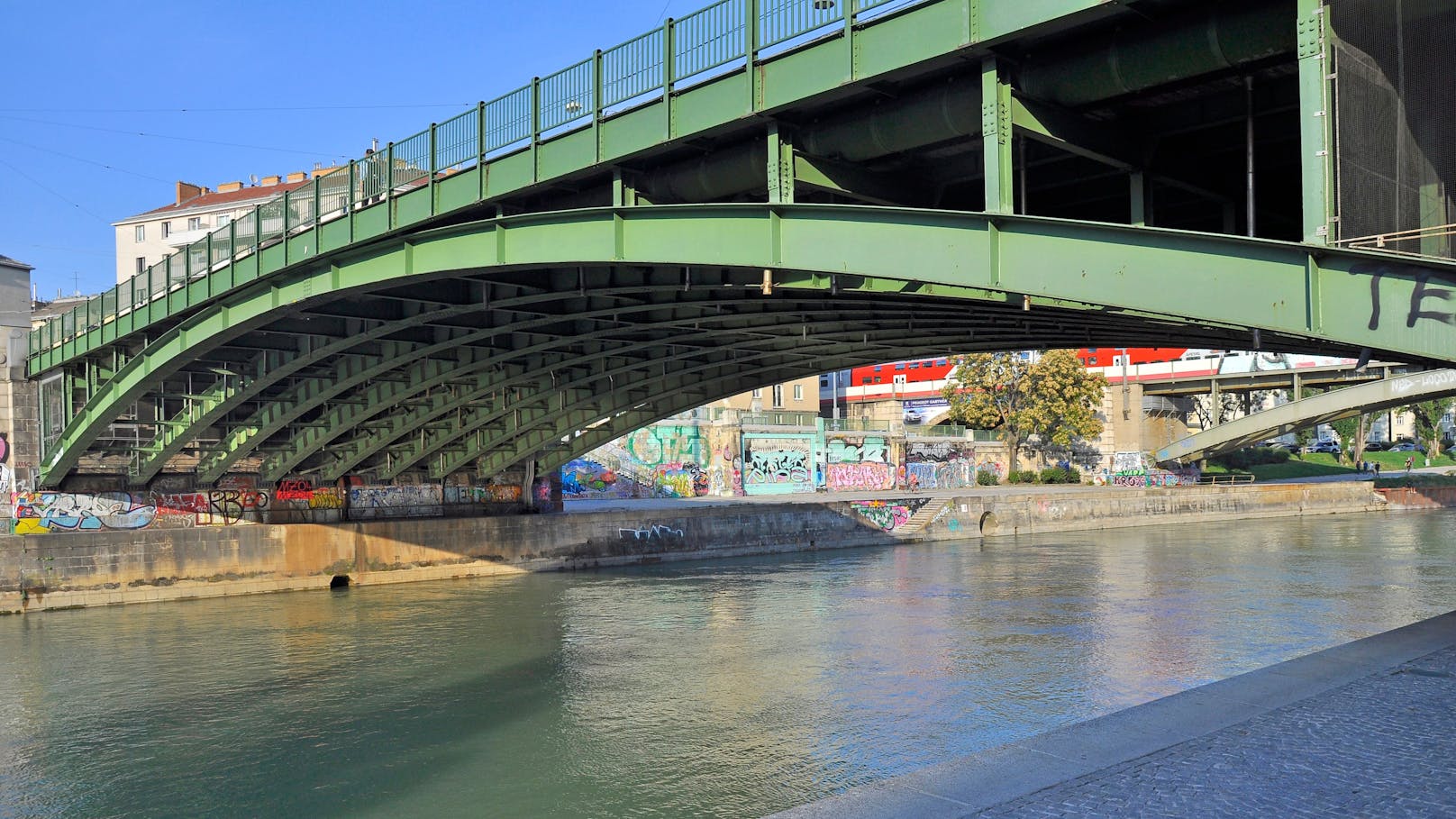 Donaukanal-Querung über die Franzensbrücke.