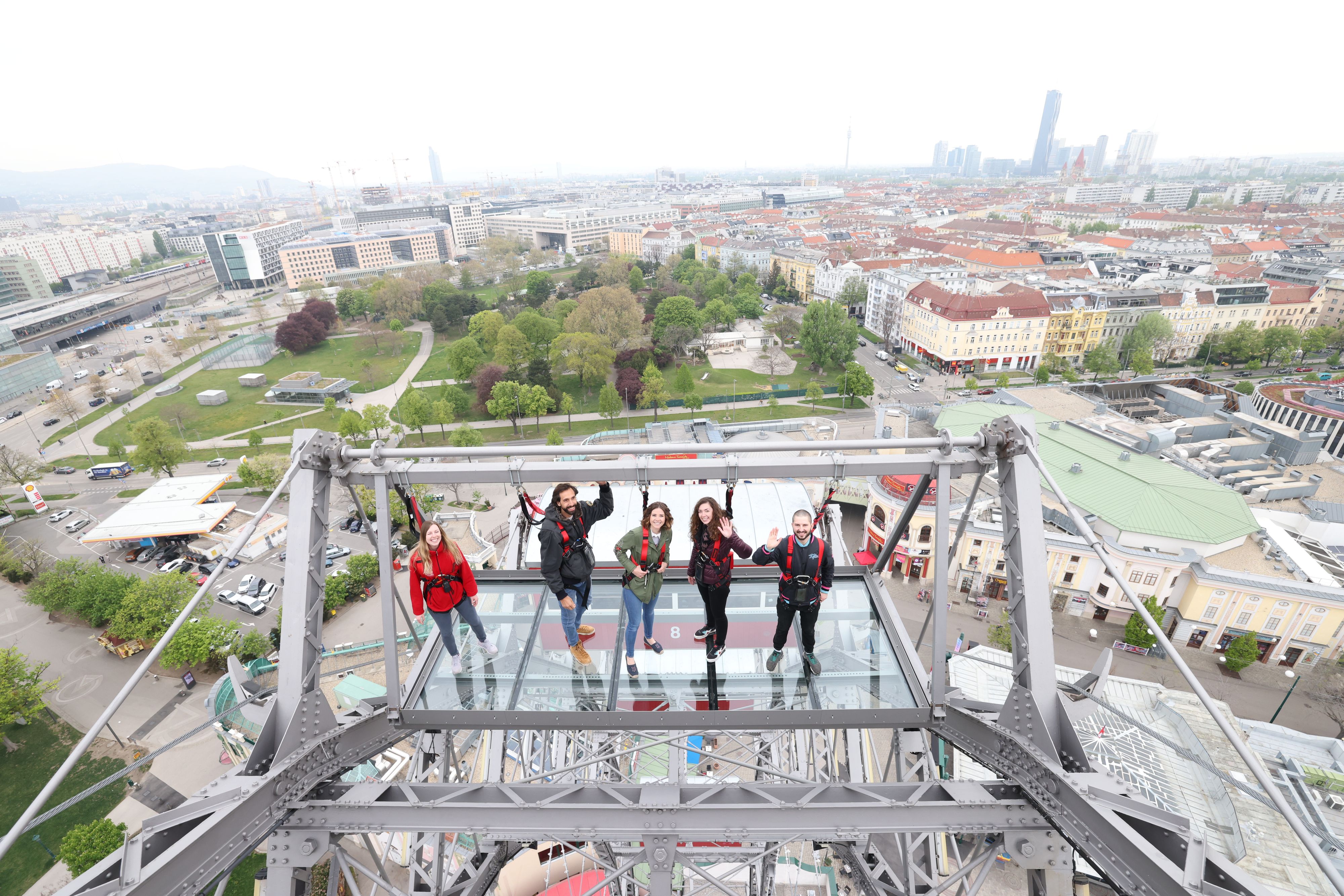 Im Wiener Prater geht es mit der gläsernen Plattform des Riesenrads hoch hinaus!