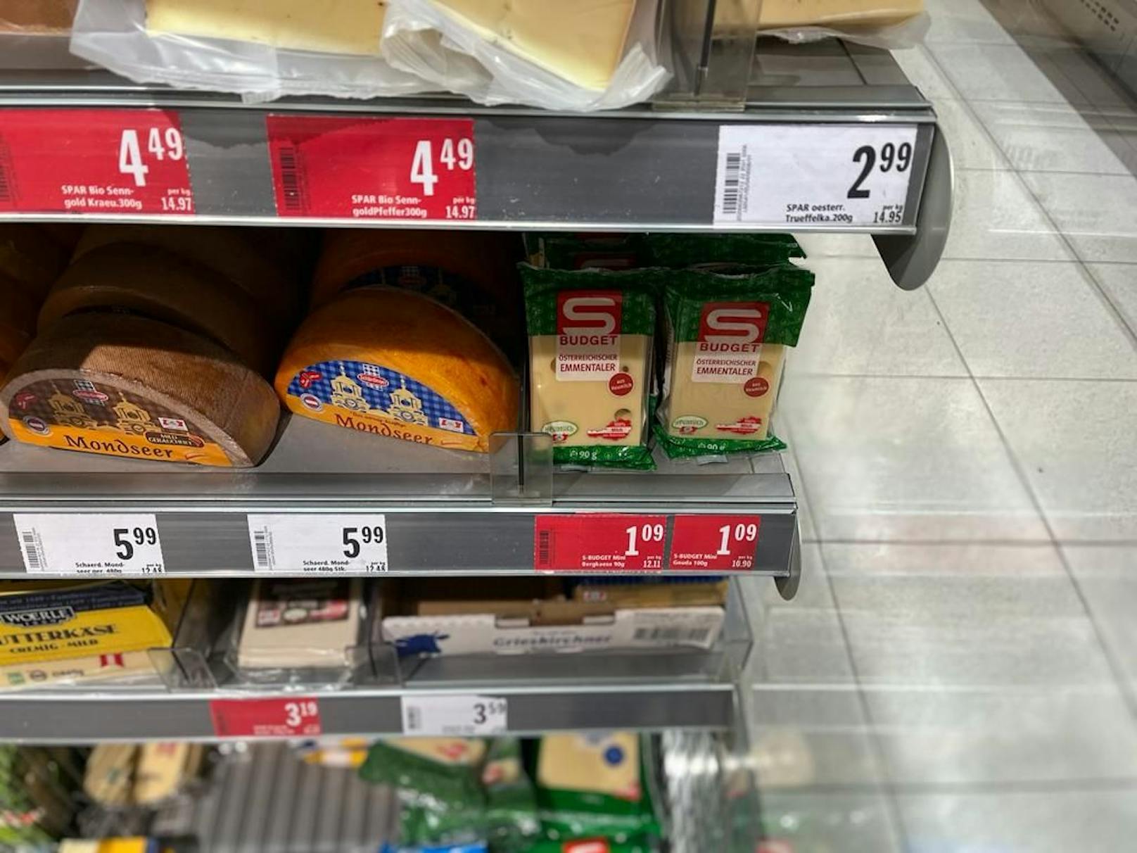 Kleiner Käse, größerer Preis: Von unter 1 Euro auf 1,09 Euro. Die rot markierten Preisschilder sind Teil des "Immer-billig-Programmes".