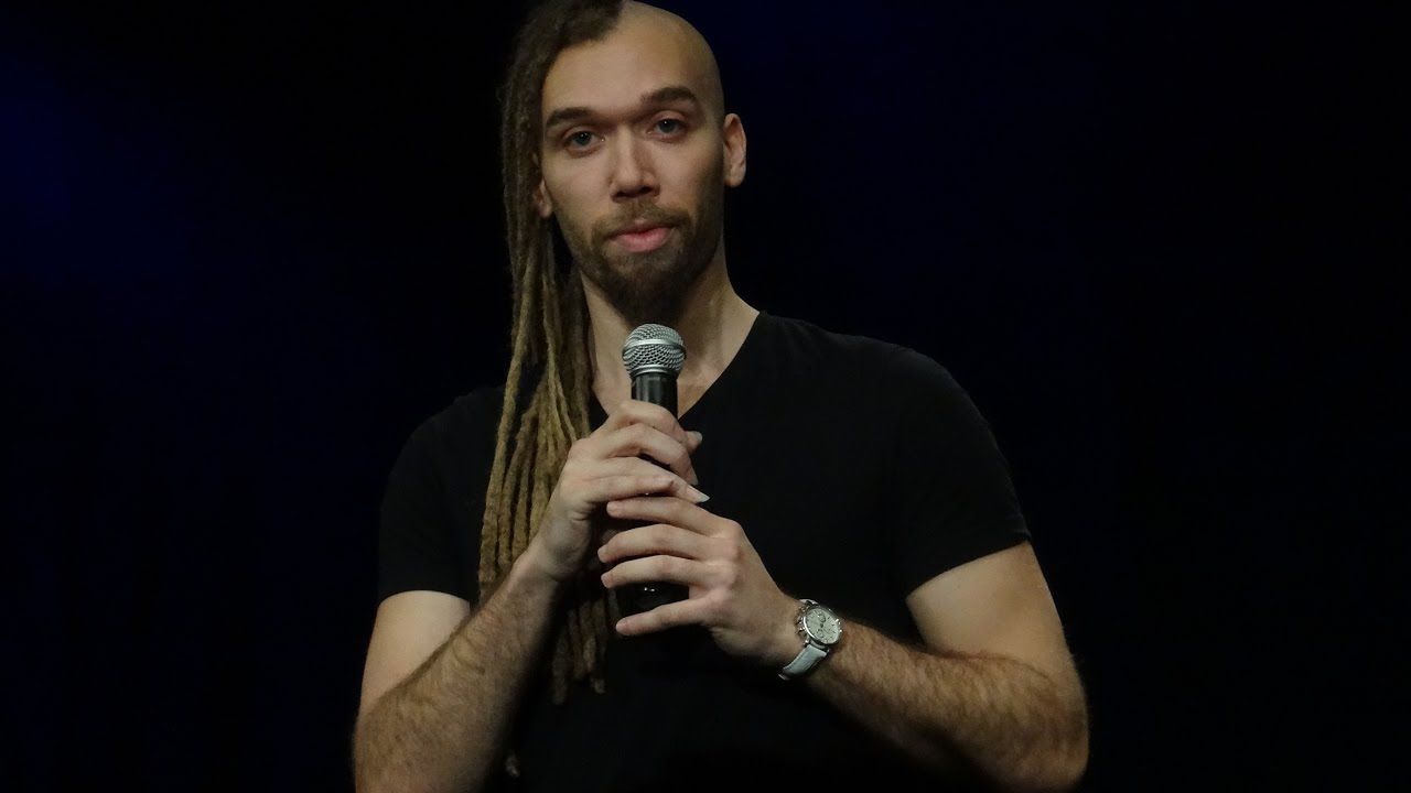 "Stand Up For Ukraine"- Reginald Bäris moderiert den englischen Comedy-Abend