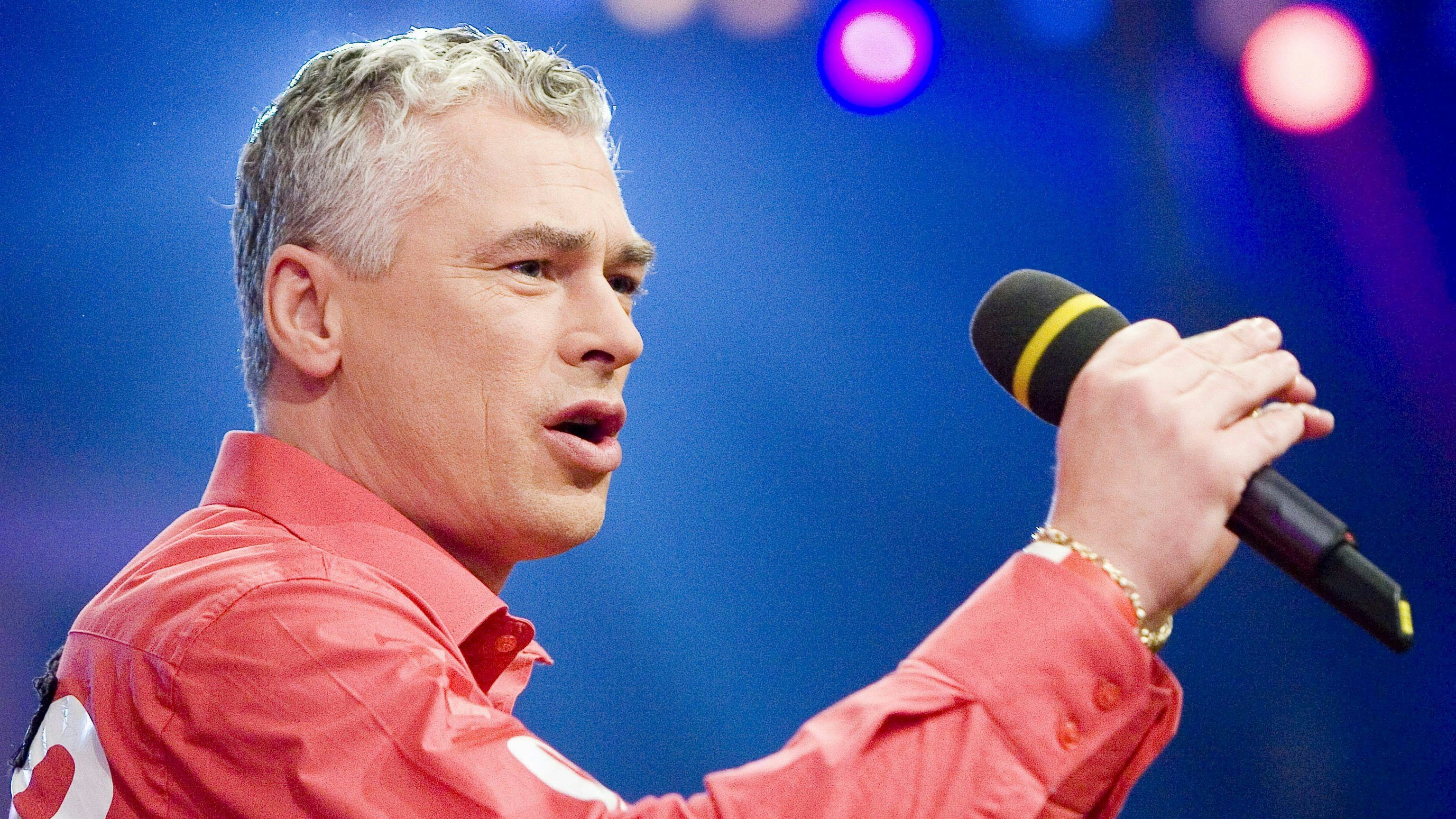 Download von www.picturedesk.com am 27.04.2022 (09:38).  Der österreichische Sänger Toni Polster probt am 16. Februar 2007 in der St. Jakobshalle in Basel, Schweiz, für den Musikantenstadl. - 20070216_PD2562 - Rechteinfo: Rights Managed (RM)