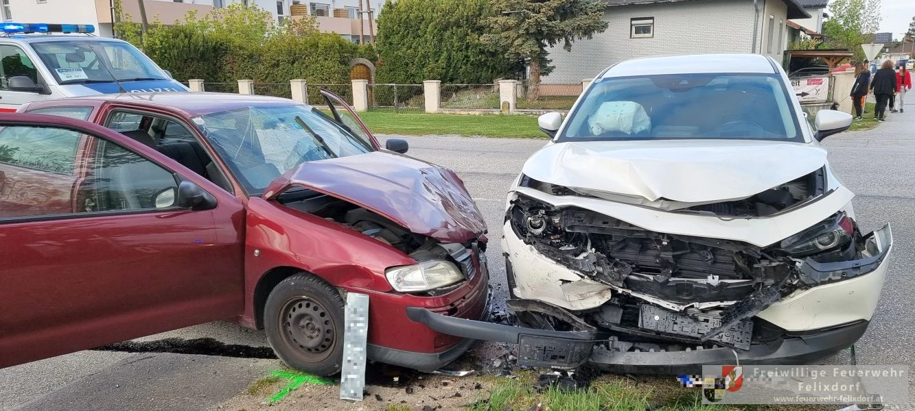 Die Feuerwehr kümmerte sich um die schwer beschädigten Fahrzeuge.