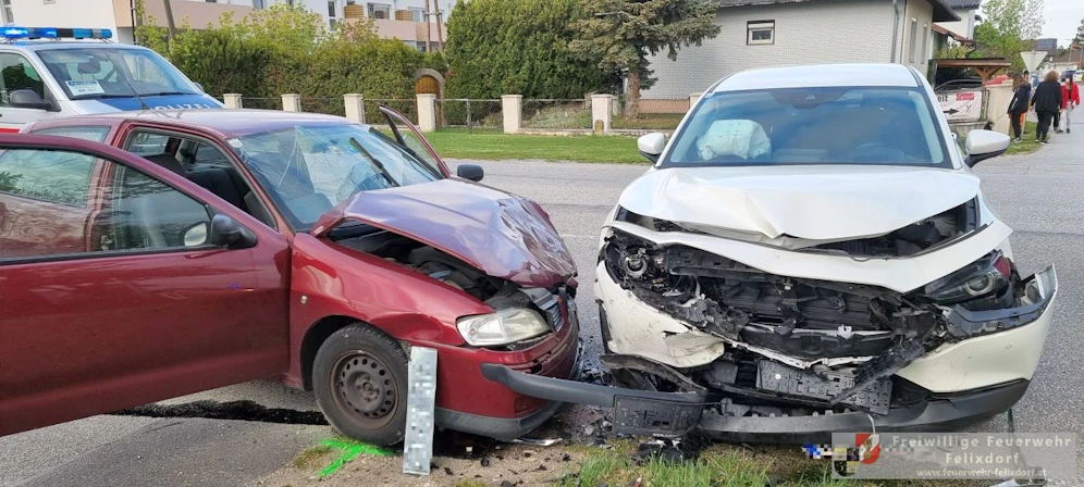 Die Feuerwehr kümmerte sich um die schwer beschädigten Fahrzeuge.