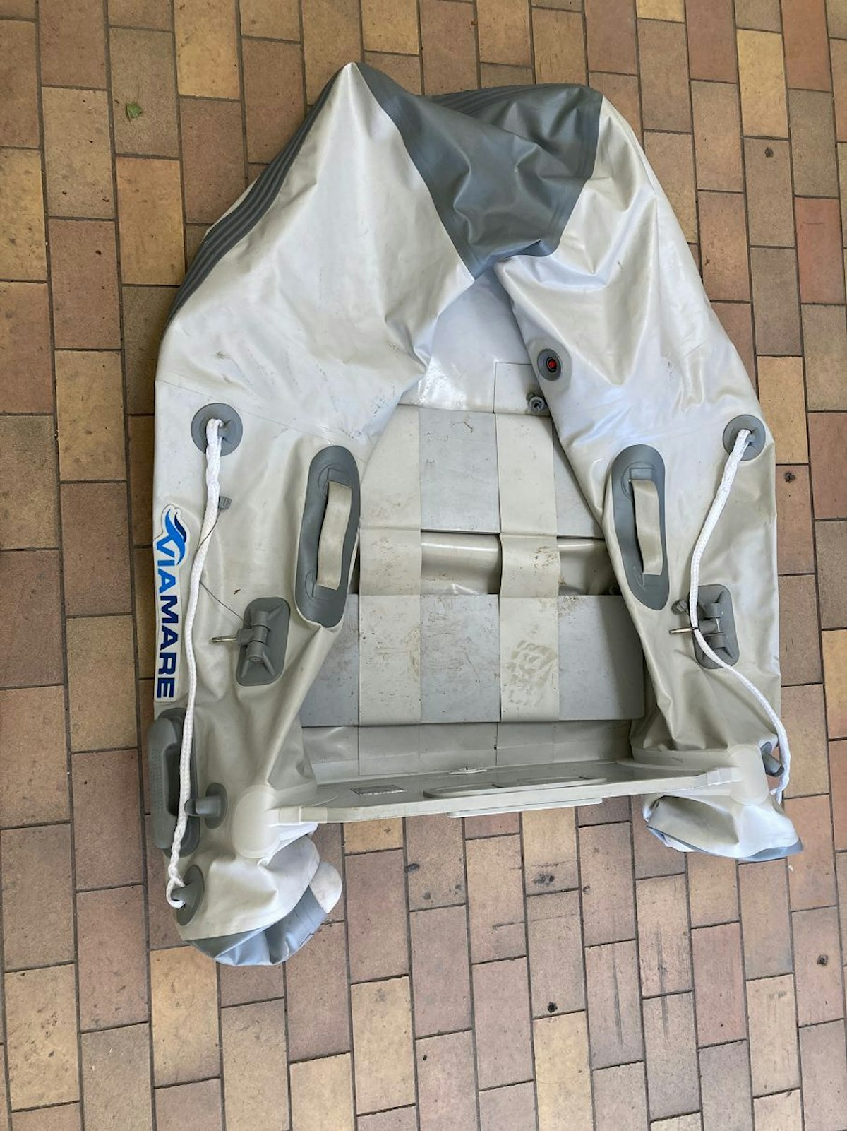 Schlauchboote in Autobahntunnel versteckt – Polizei ratlos