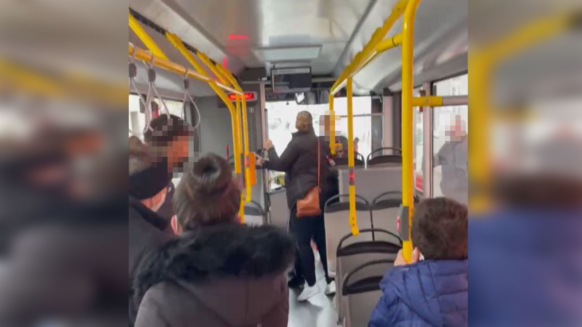 Weil sie ihre Musik leiser stellen sollte, soll die Frau komplett ausgezuckt sein.